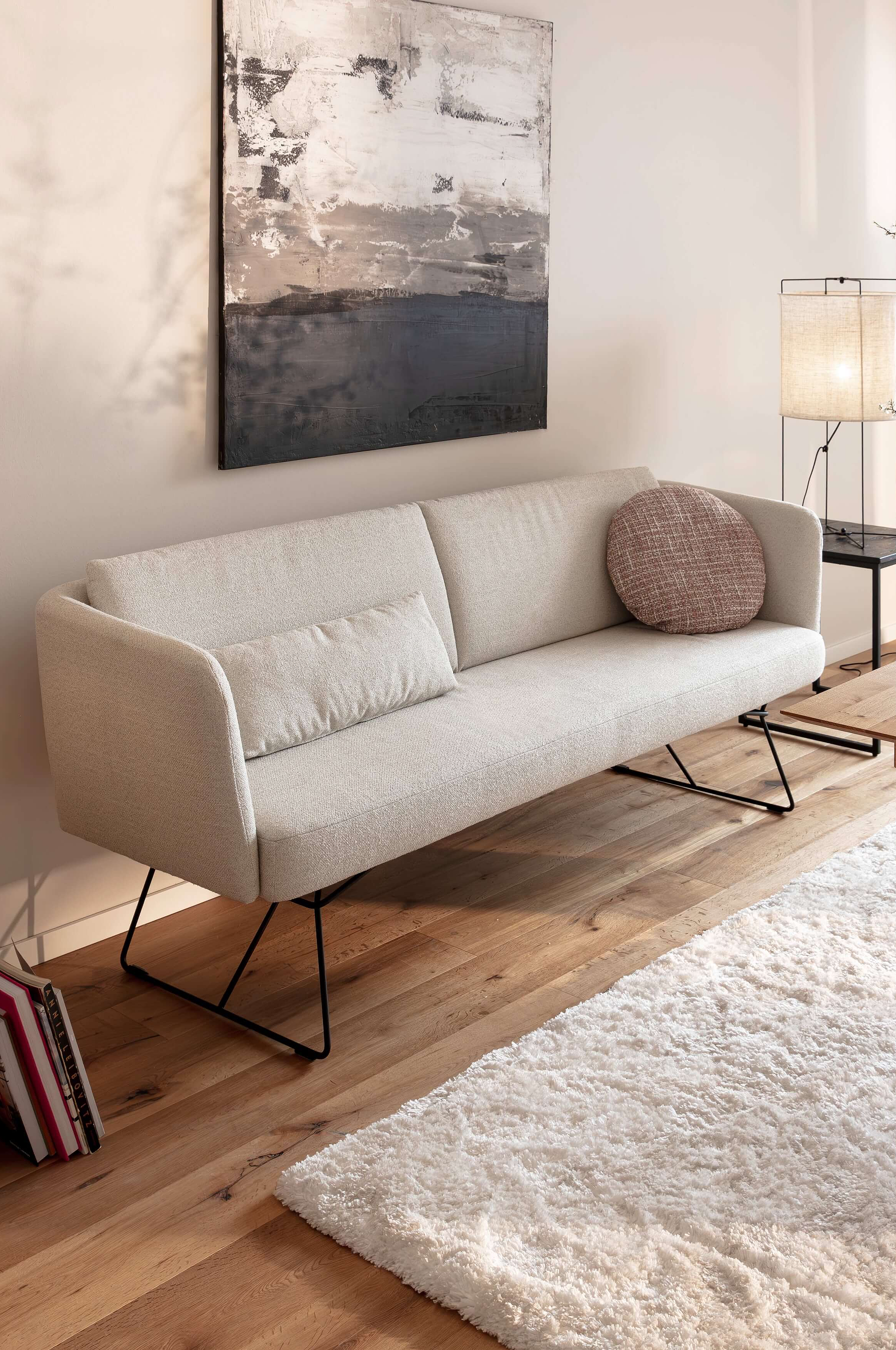 Neela Bench dining bench in Salt’n’pepper upholstery in the Nature colour in a cosy atmosphere