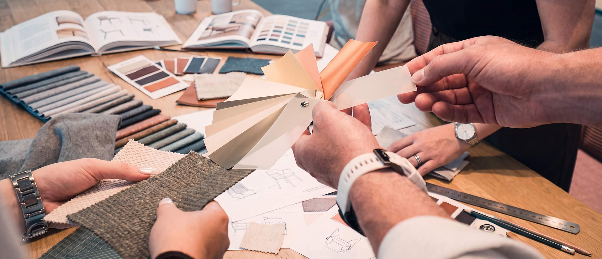 Detailaufnahme von Stoff- und Materialproben auf einem Tisch