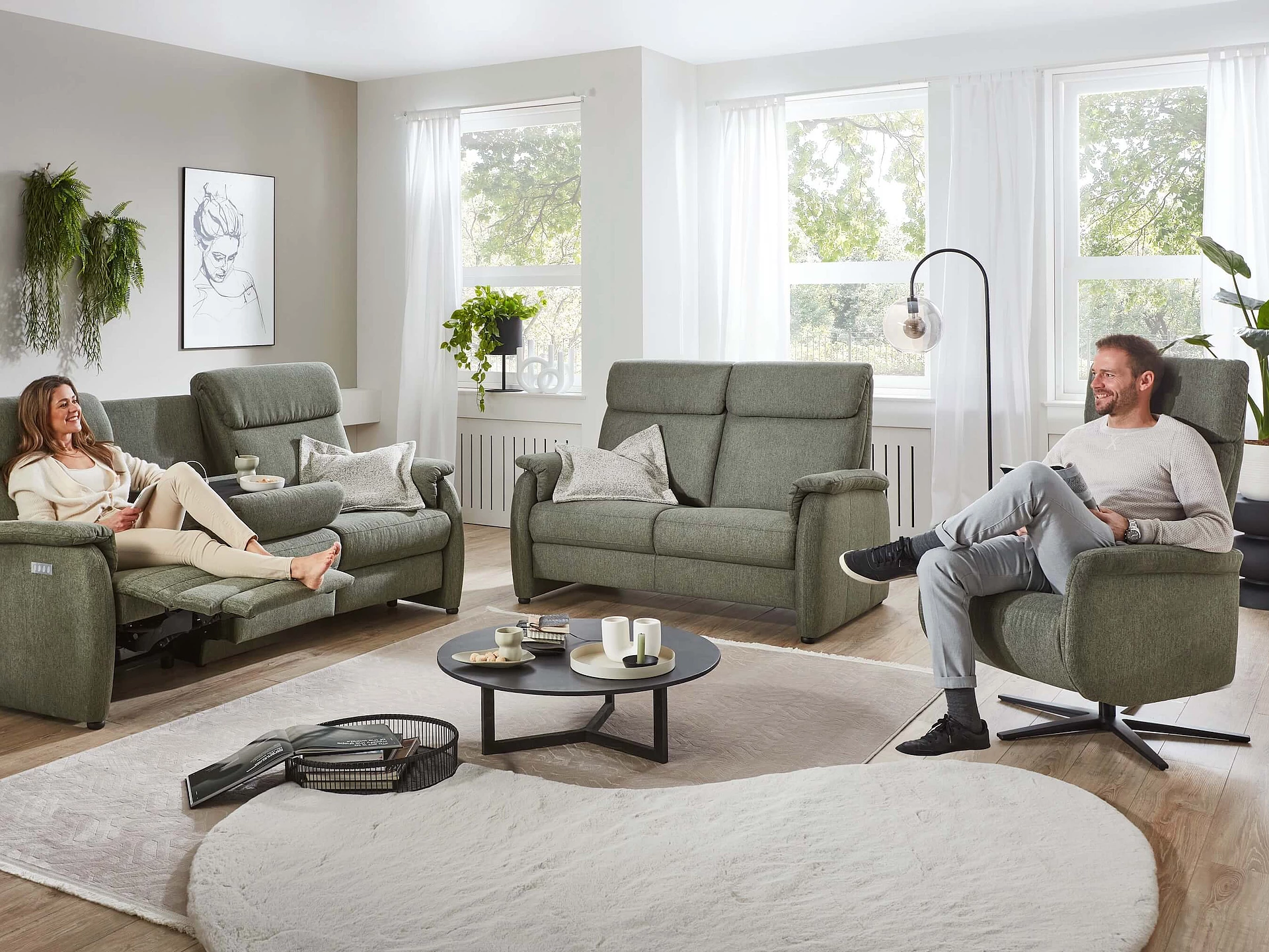 Einzelsofa und Sessel 3600 in Bezug Simply Clean in der Farbe Turtle in Wohnambiente