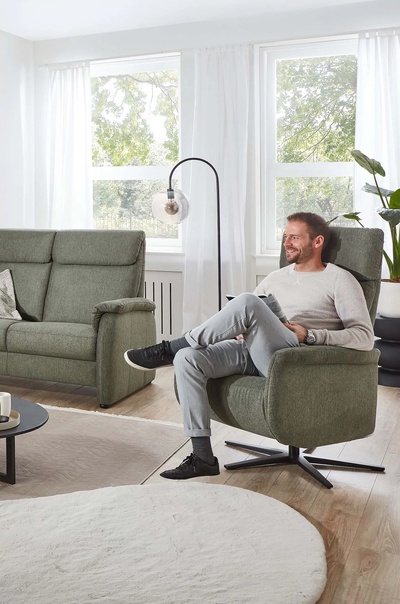 Einzelsofa und Sessel 3600 in Bezug Simply Clean in der Farbe Turtle in Wohnambiente