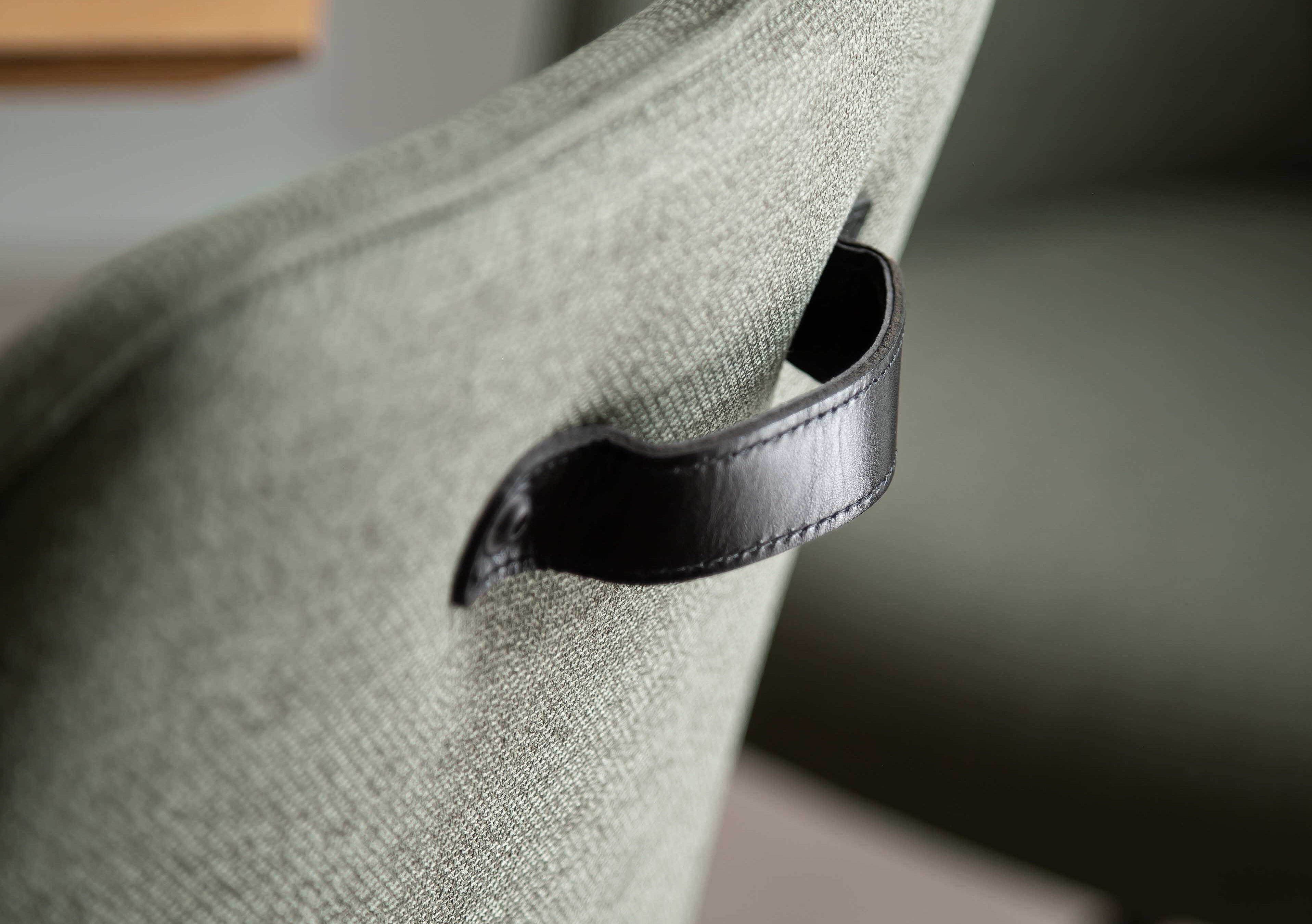 Armlehnenstuhl Oaklyn in Bezug Melrose in der Farbe Oliv, Detailaufnahme der Lederschlaufe