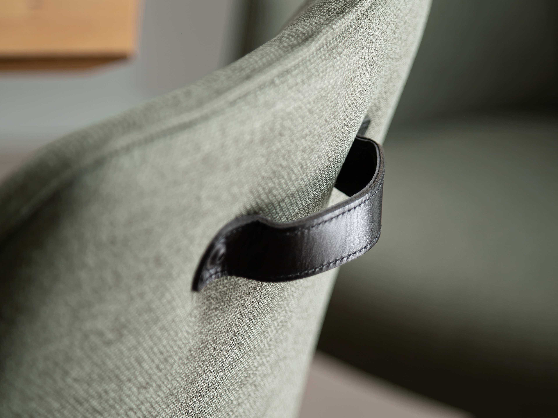 Armlehnenstuhl Oaklyn in Bezug Melrose in der Farbe Oliv, Detailaufnahme der Lederschlaufe