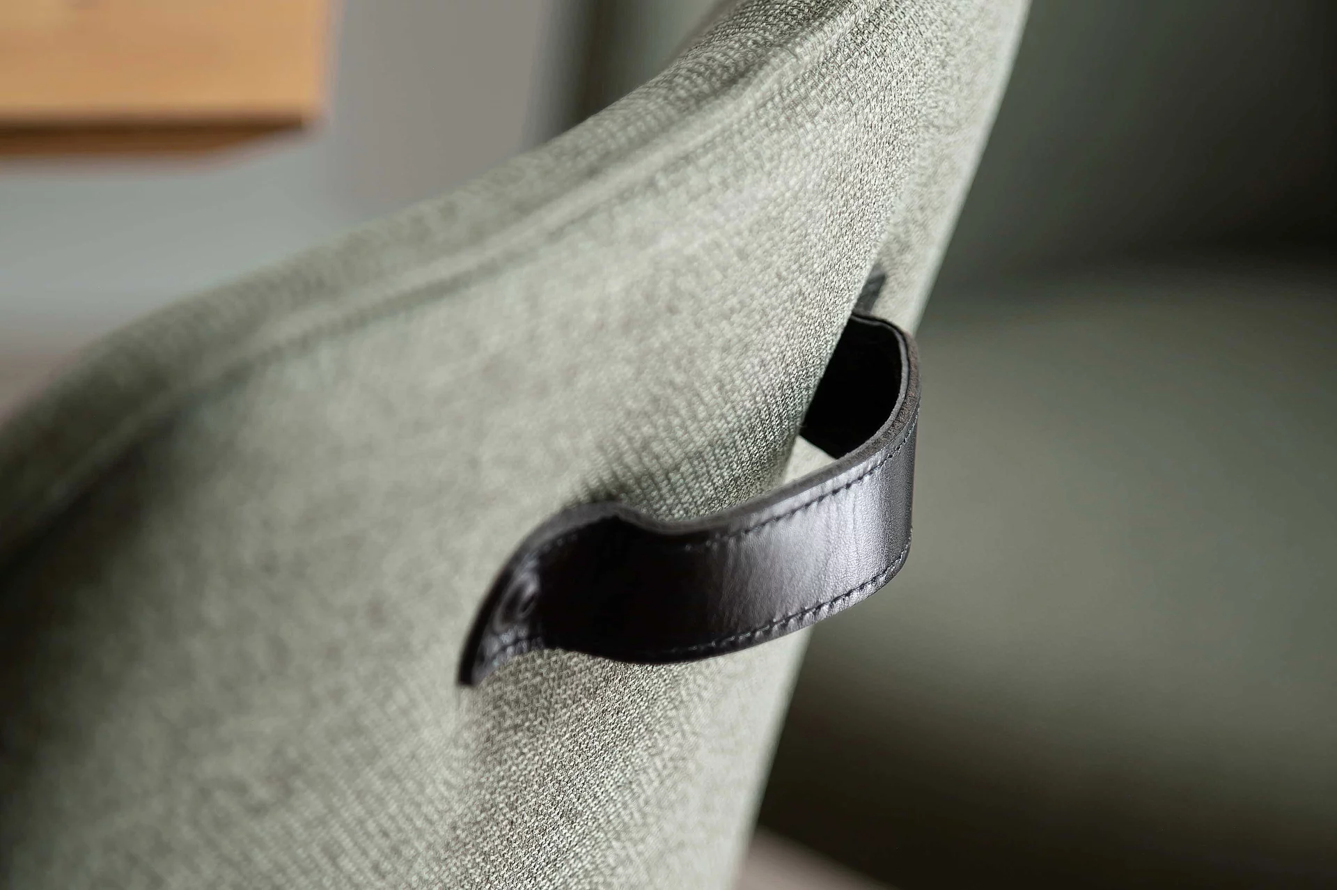 Armlehnenstuhl Oaklyn in Bezug Melrose in der Farbe Oliv, Detailaufnahme der Lederschlaufe