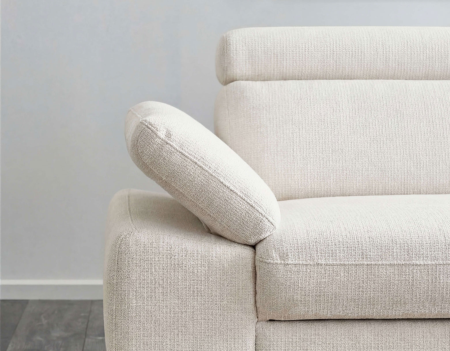 Ecksofa 1082 in Bezug Famous in der Farbe Nature, Detailaufnahme der Armlehne