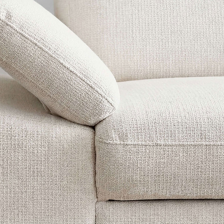 Ecksofa 1082 in Bezug Famous in der Farbe Nature, Detailaufnahme der Armlehne