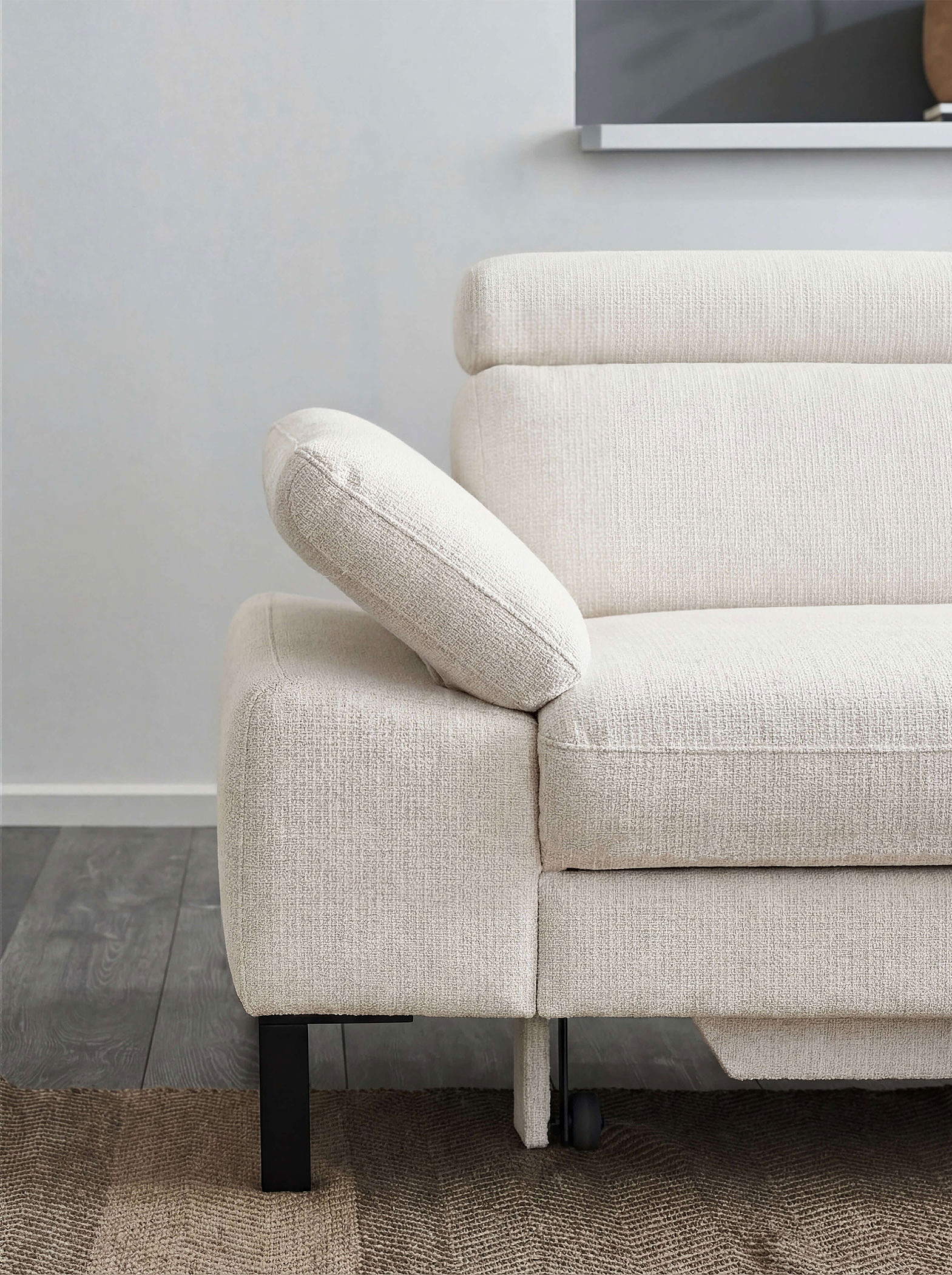 Ecksofa 1082 in Bezug Famous in der Farbe Nature, Detailaufnahme der Armlehne