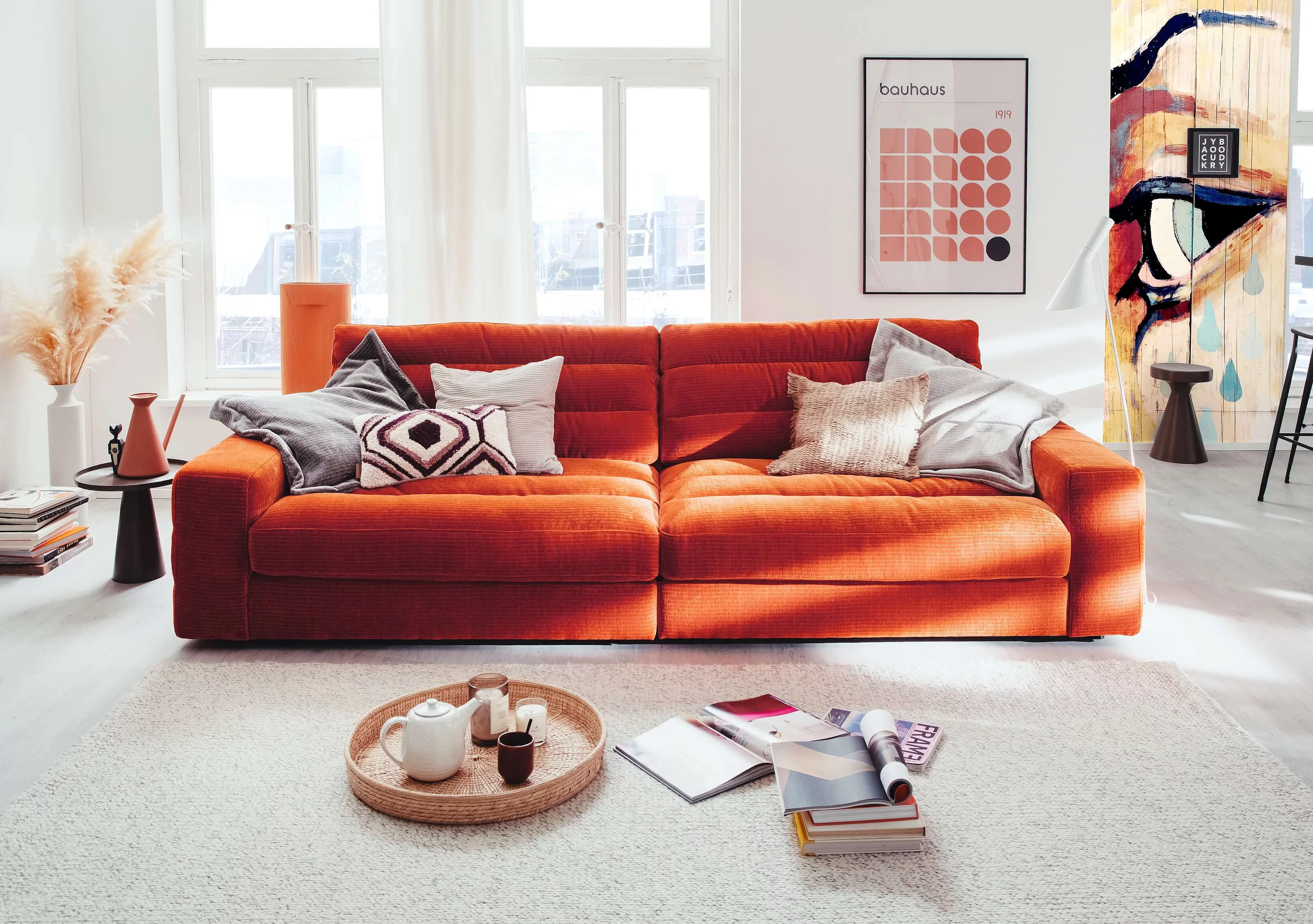 Einzelsofa Stripes in Bezug Monty in der Farbe Aperol in Wohnambiente