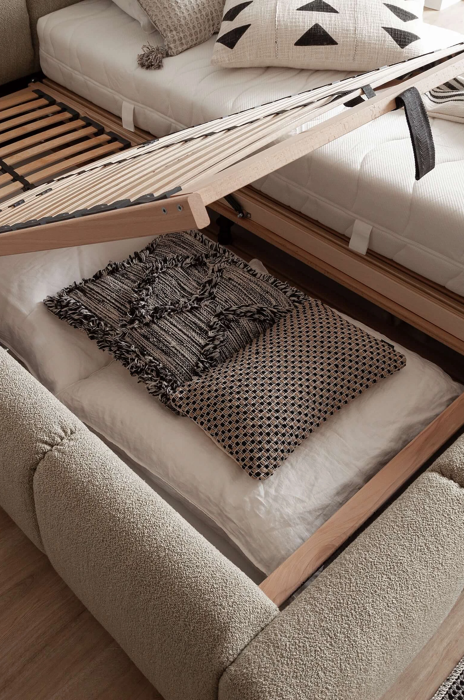 Doppelbett Samba in Bezug Loop in der Farbe Sand mit Federholzrahmen und Stauraum im Detail
