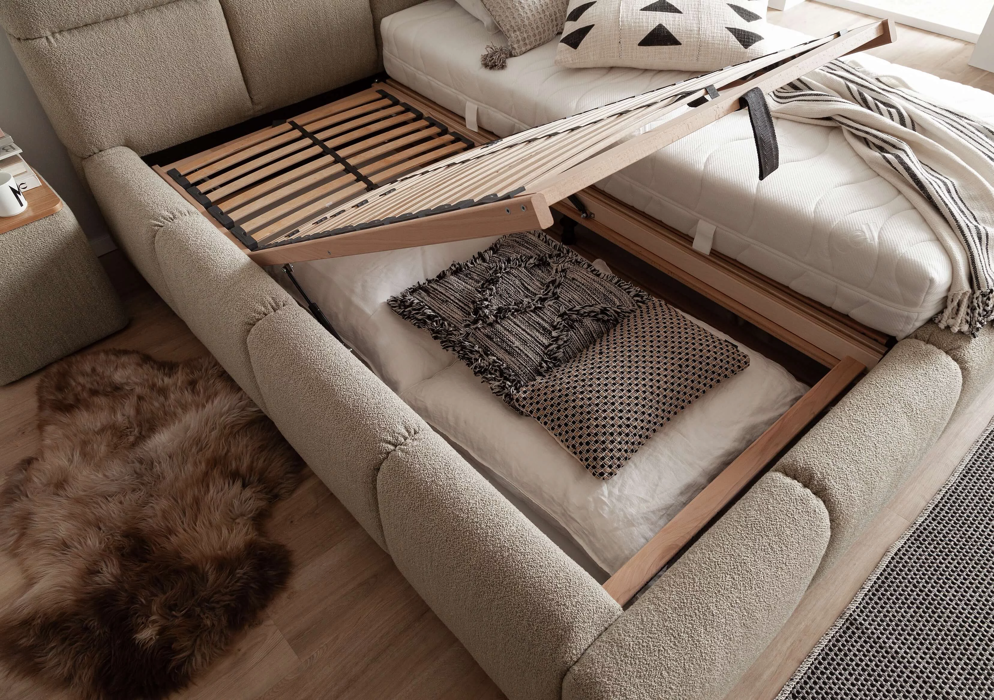 Doppelbett Samba in Bezug Loop in der Farbe Sand mit Federholzrahmen und Stauraum im Detail
