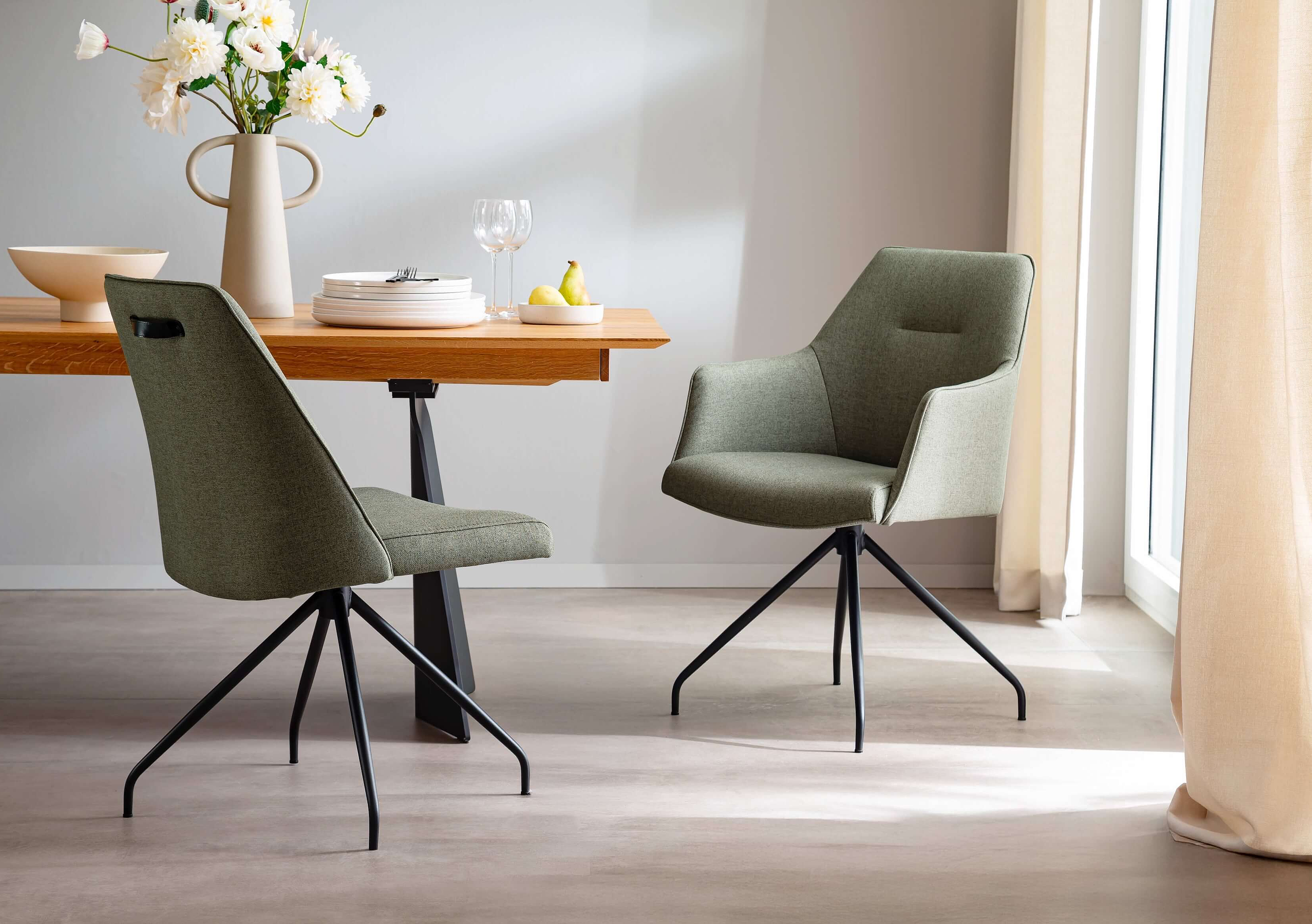 Armlehnenstuhl Oaklyn Chair in Bezug Melrose in der Farbe Oliv in Wohnambiente