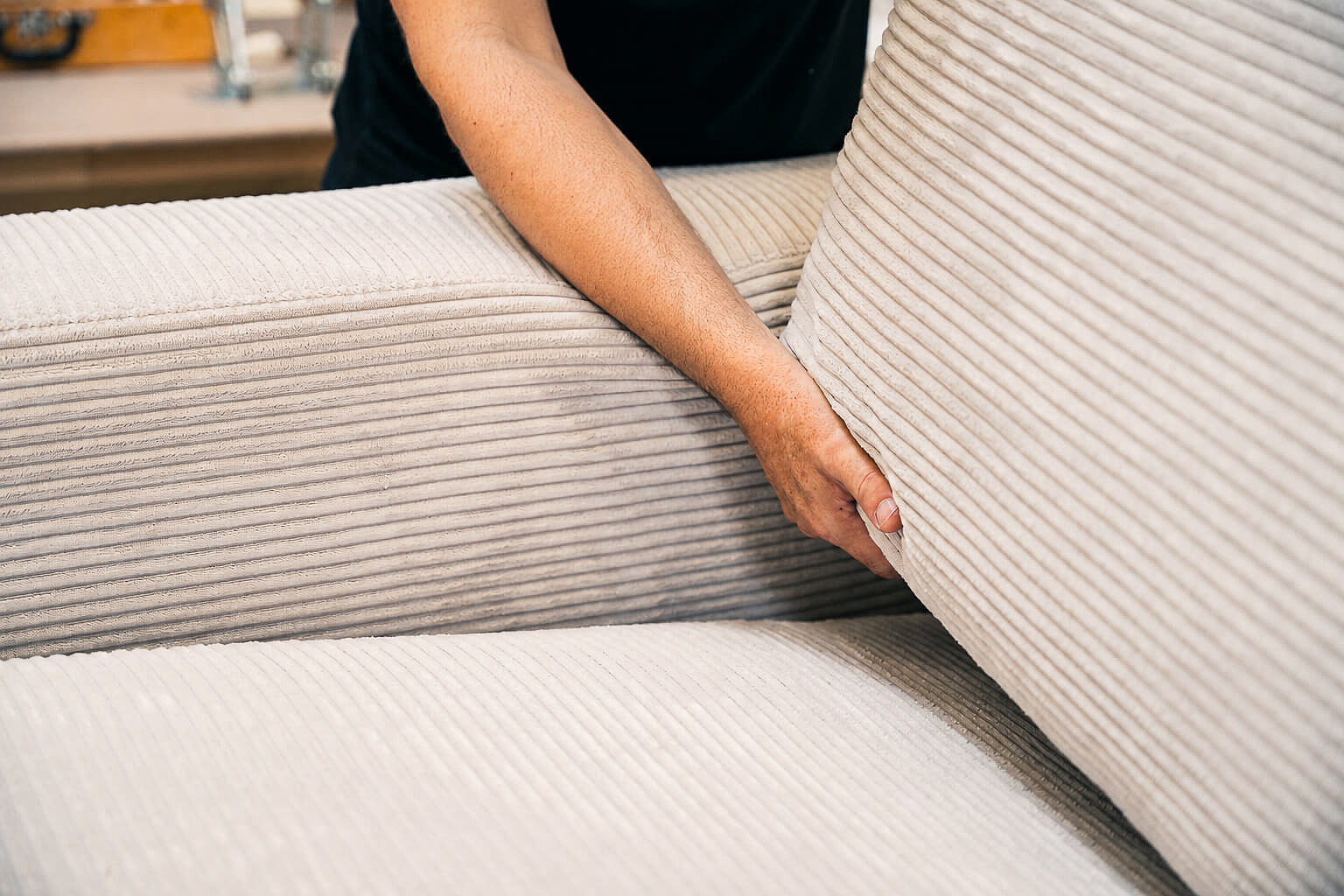 Detailaufnahme eines Einzelsofas in Bezug Cord in der Fertigung