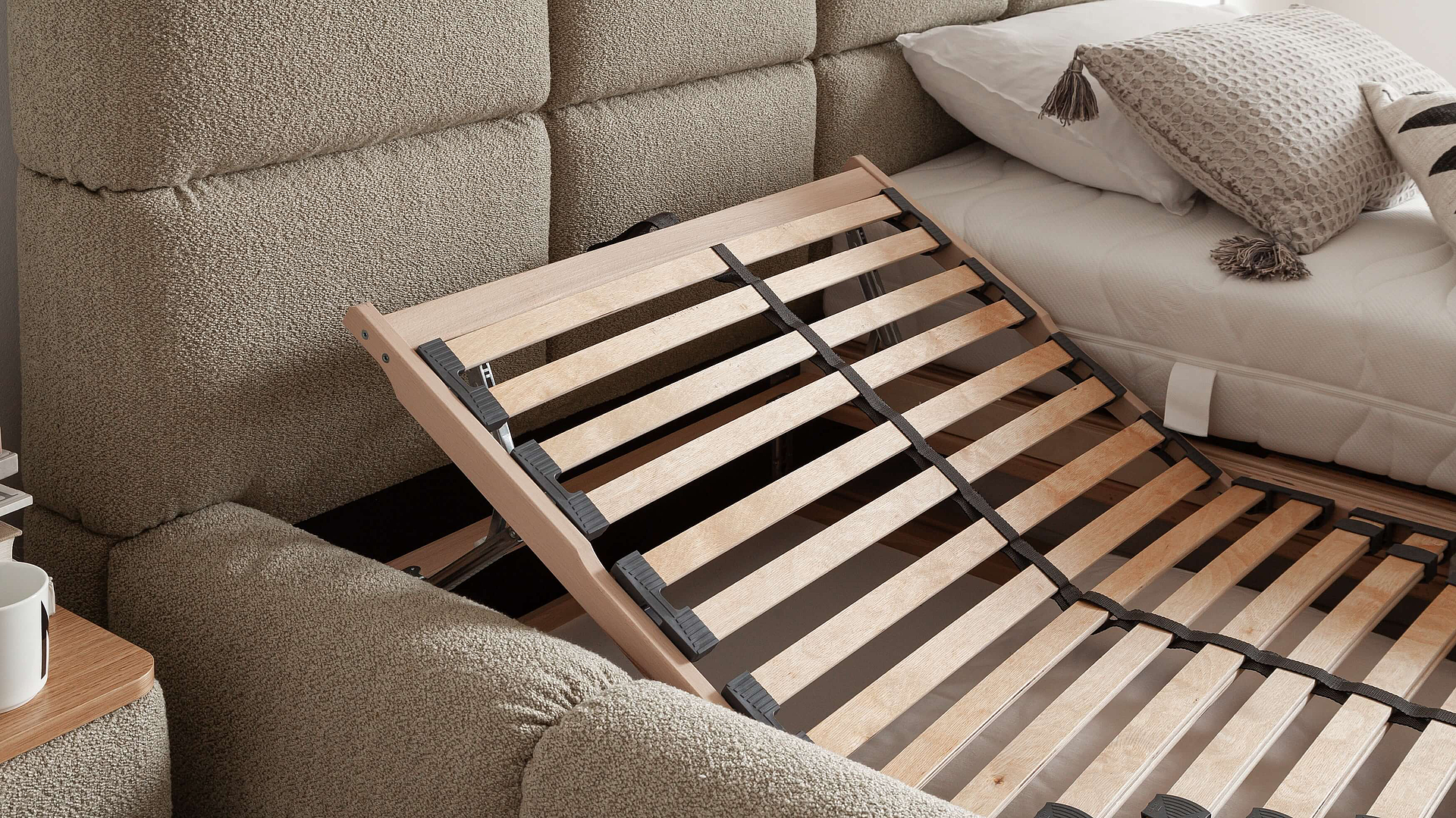 Doppelbett Samba in Bezug Loop in der Farbe Sand, Detailansicht des Federholzrahmens und der Kopfteilverstellung