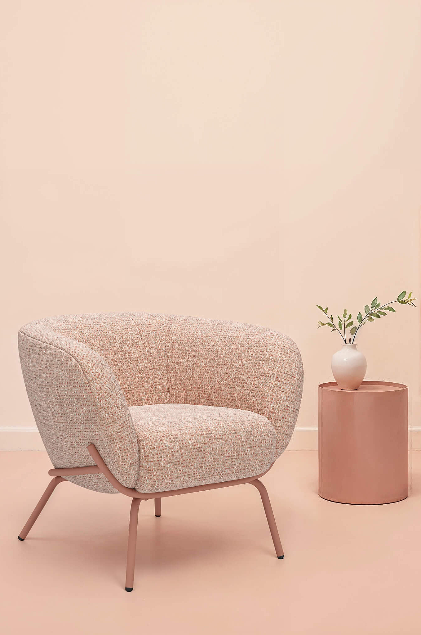 Sessel Dance in Bezug Milano in der Farbe Peach mit Metallgestell Rosewood in Wohnambiente