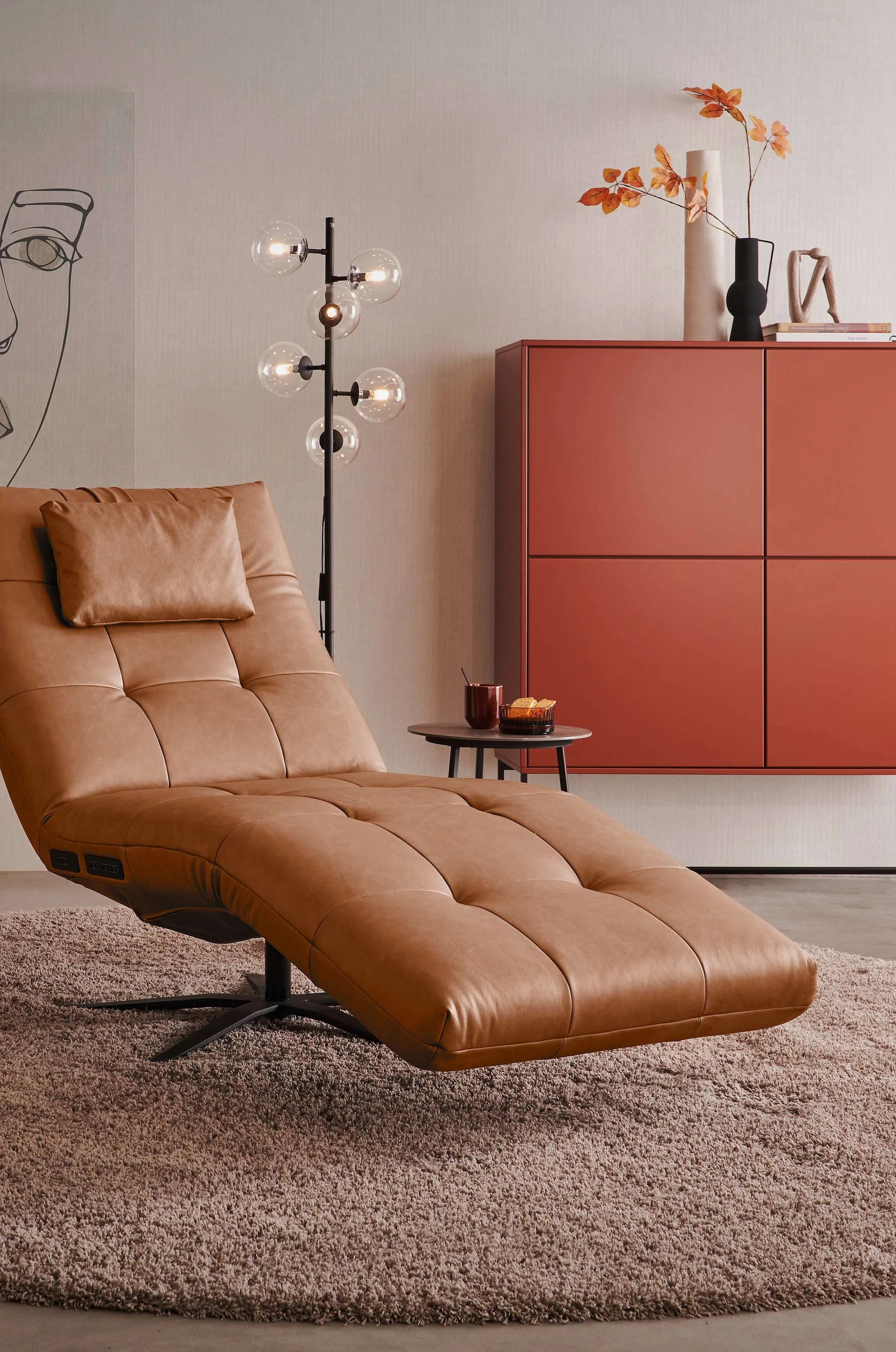 Funktionsliege Siesta in Bezug Leder Vicenza in der Farbe Cognac in Wohnambiente