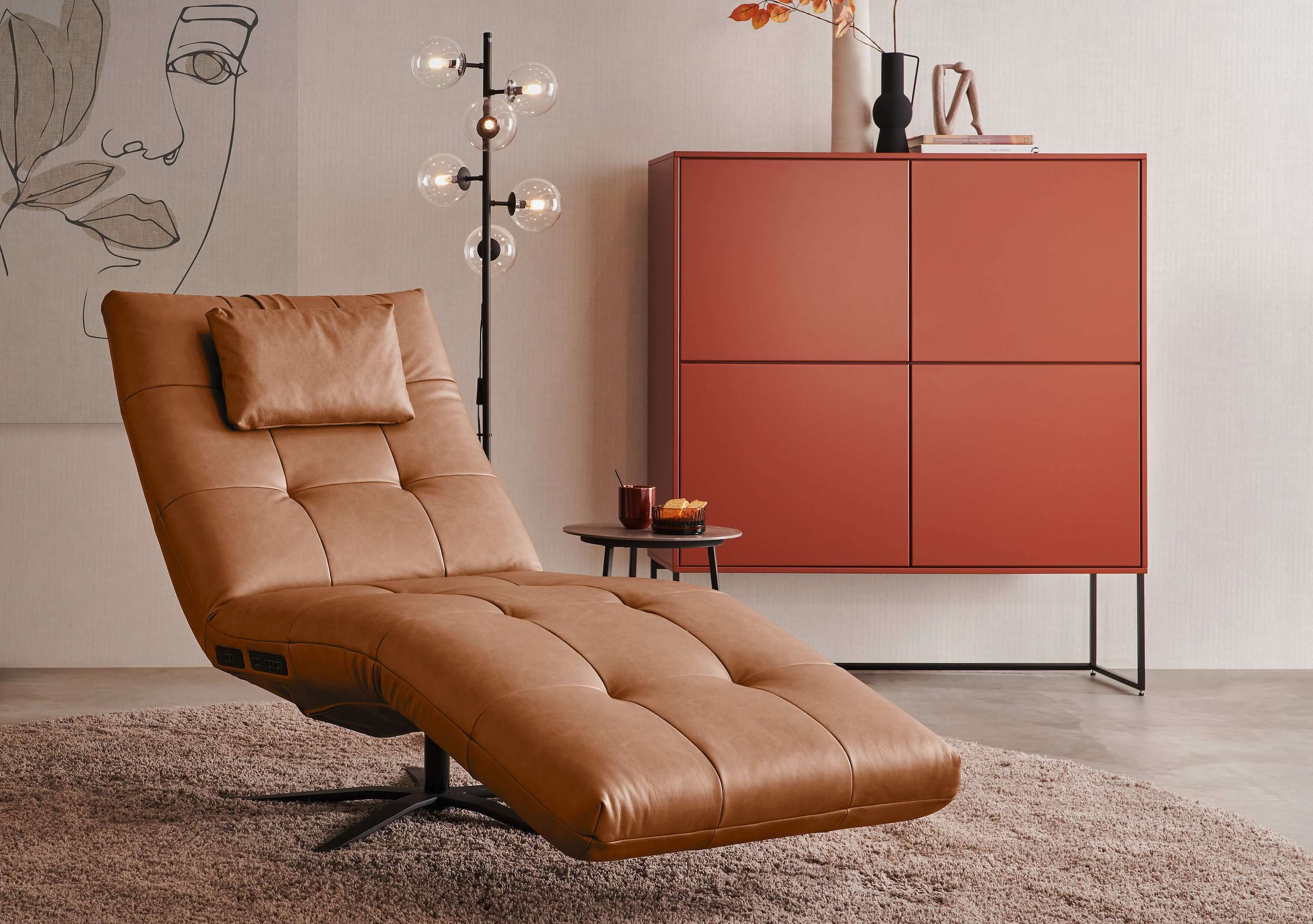 Funktionsliege Siesta in Bezug Leder Vicenza in der Farbe Cognac in Wohnambiente