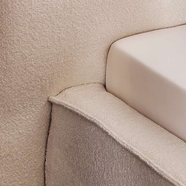 Doppelbett Calas in Bezug Loop in der Farbe White, Detailaufnahme des Kopfteils