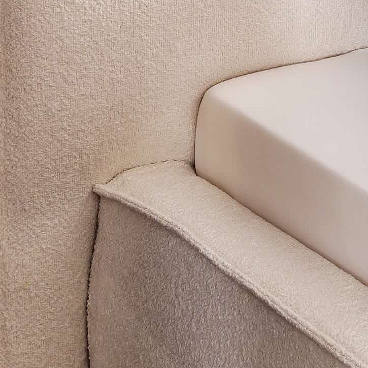 Doppelbett Calas in Bezug Loop in der Farbe White, Detailaufnahme des Kopfteils