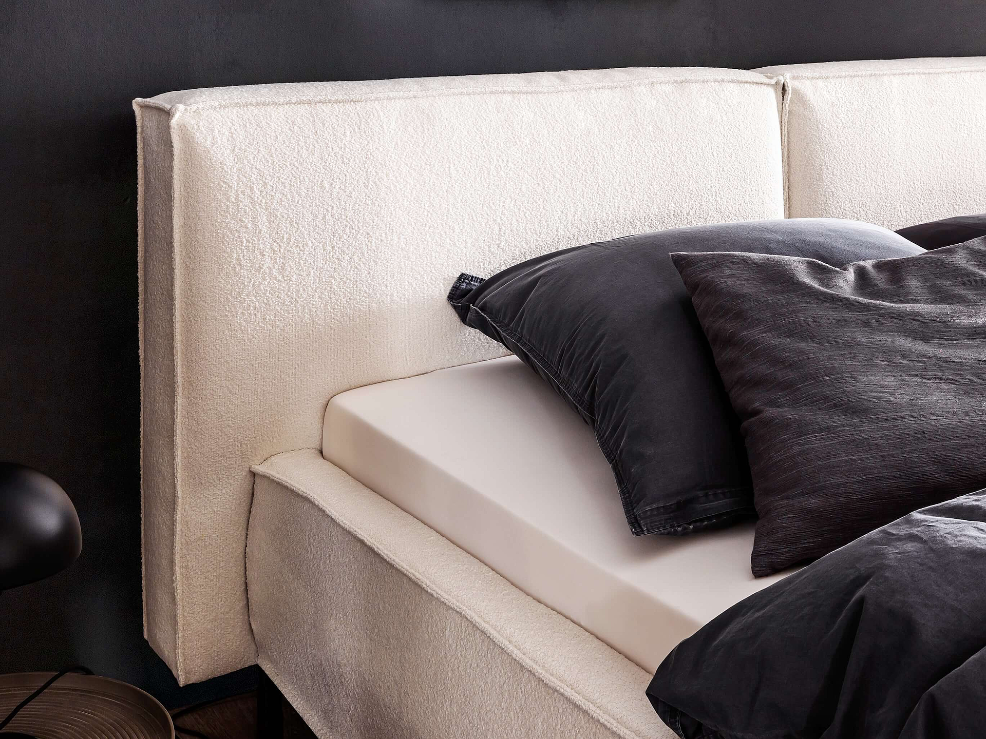 Doppelbett Calas in Bezug Loop in der Farbe White, Detailaufnahme des Kopfteils