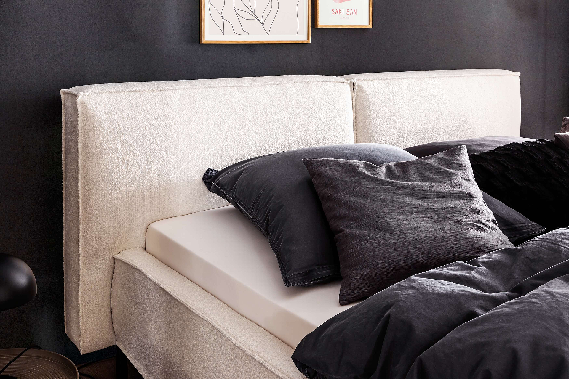 Doppelbett Calas in Bezug Loop in der Farbe White, Detailaufnahme des Kopfteils