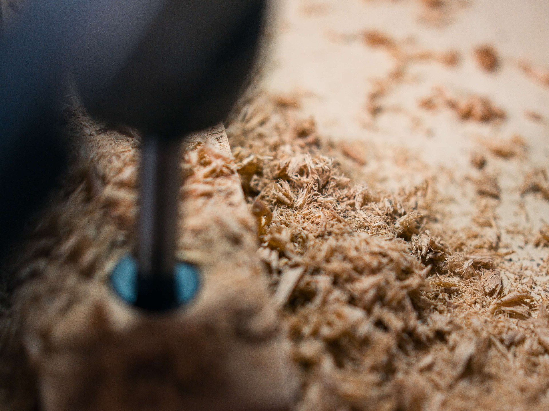 Detailaufnahme aus der Holzbearbeitung in der Möbelproduktion
