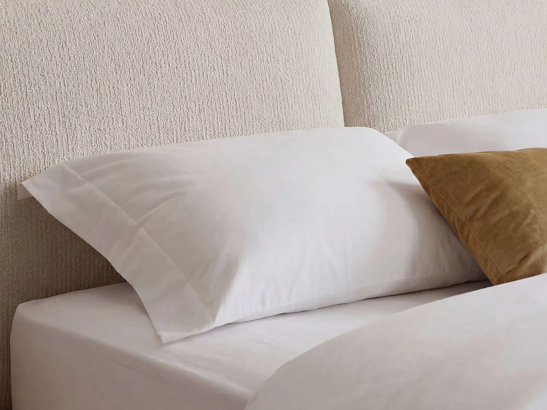 Horus 2.0 double bed with Milano upholstery in Snow, close-up of the headboard