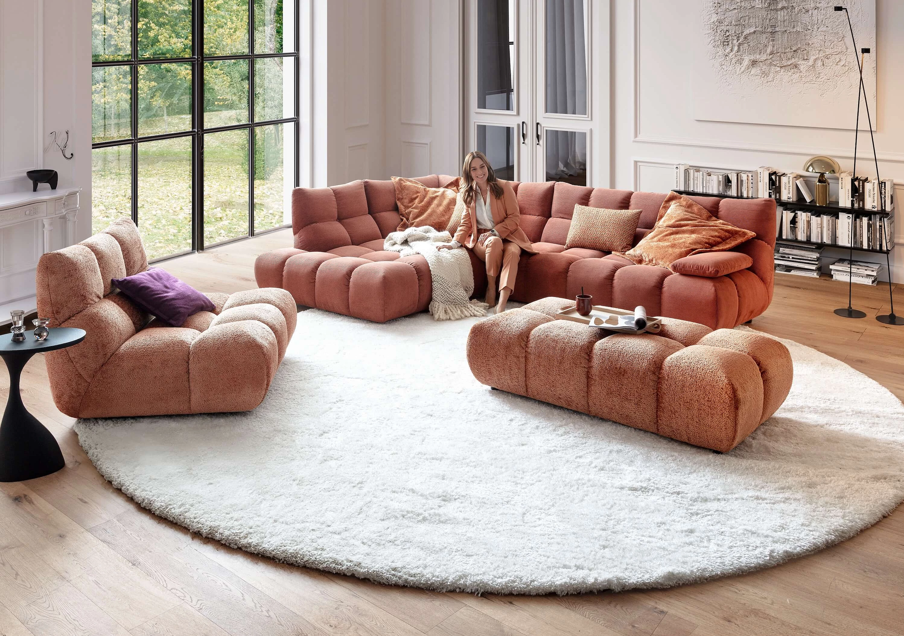 Ecksofa, Sessel und Hockerbank Graceland in Bezug Feincord in der Farbe Rusty in Wohnambiente