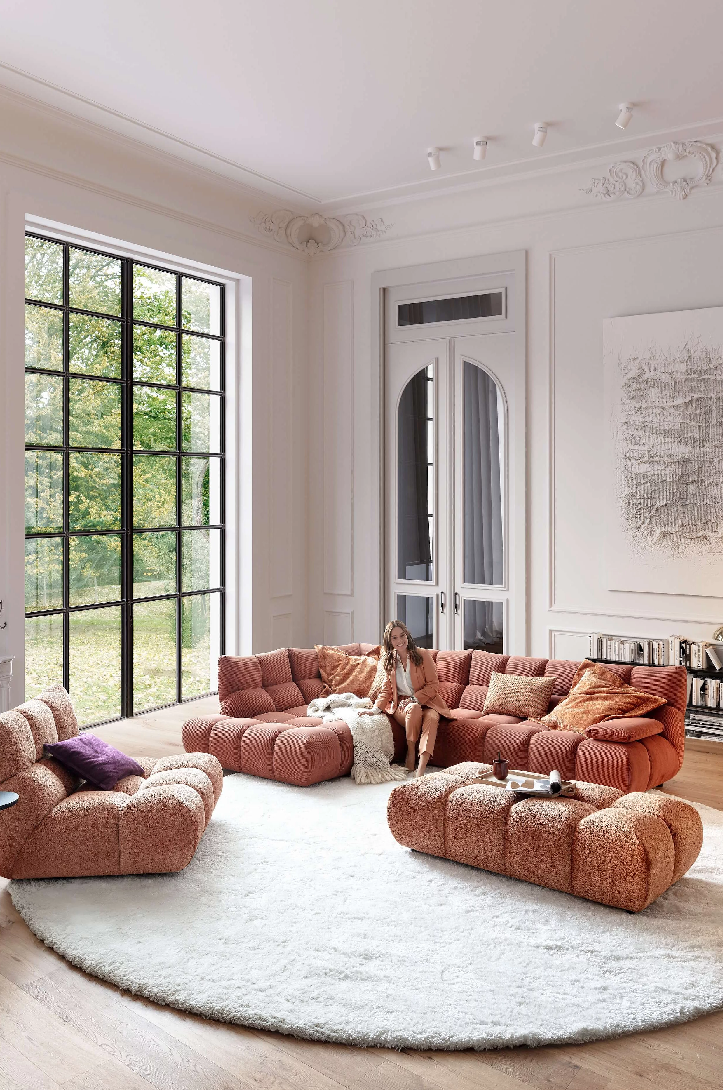 Ecksofa, Sessel und Hockerbank Graceland in Bezug Feincord in der Farbe Rusty in Wohnambiente