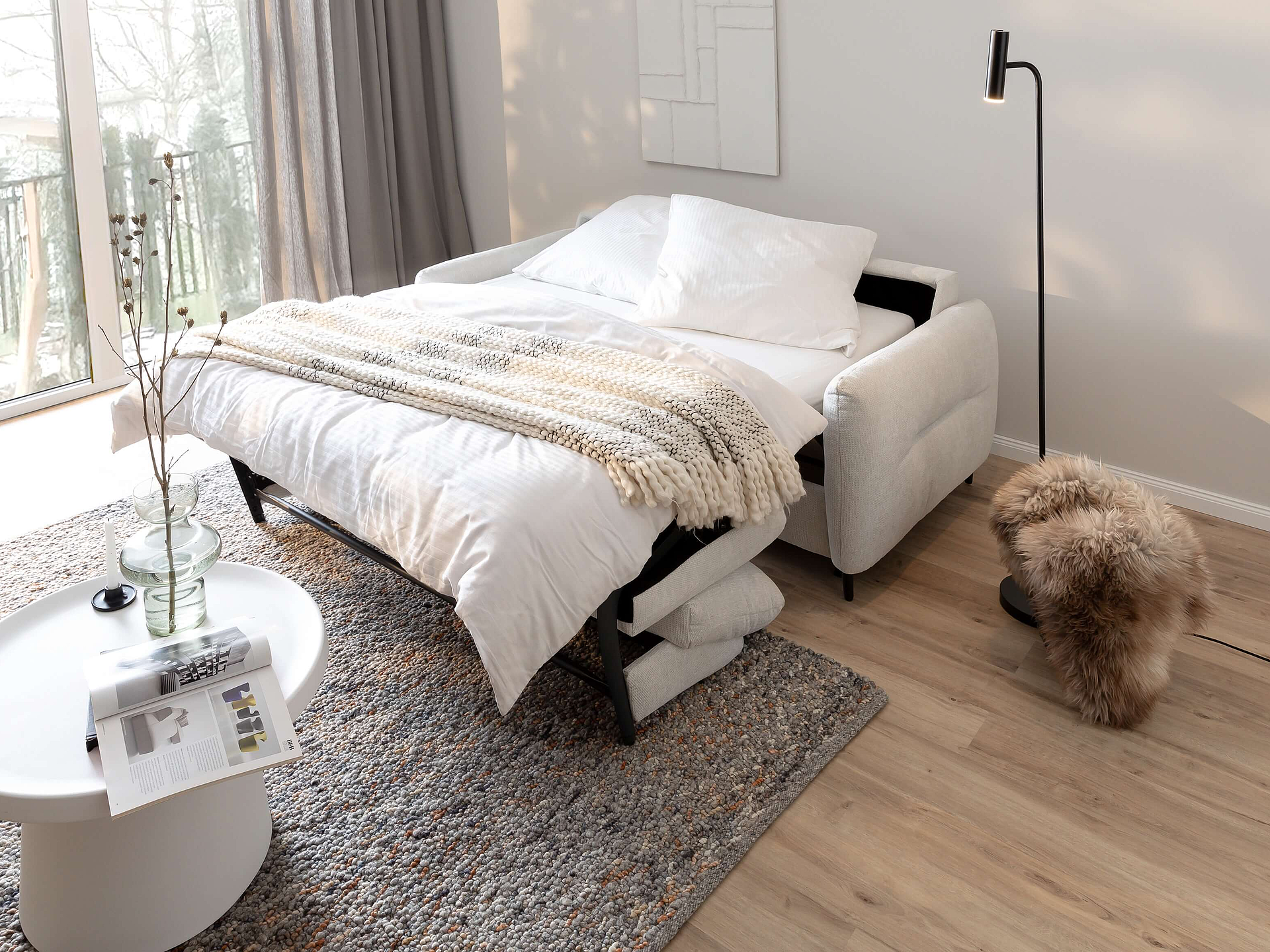 Schlafsofa Cassie in Bezug Famous in der Farbe Snow mit Schlaffunktion in Wohnambiente