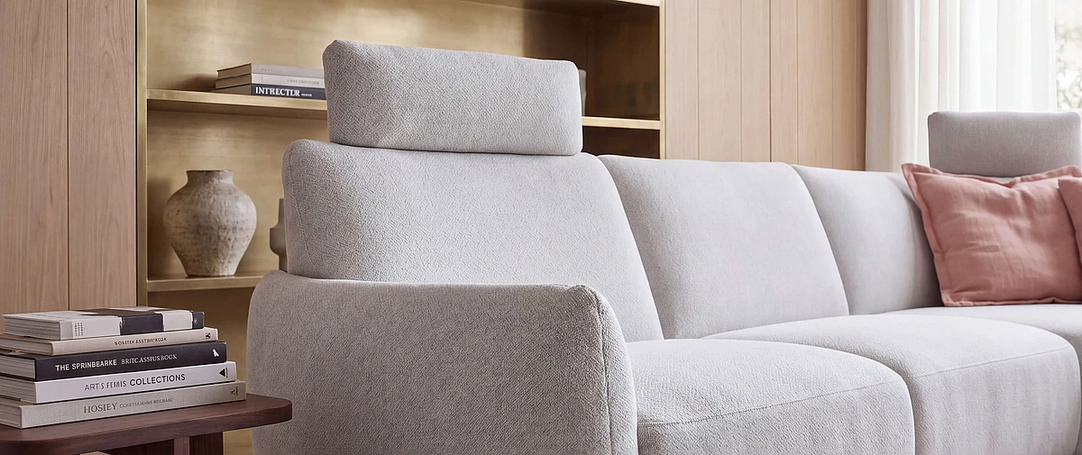 Close-up of the 7200 corner sofa in Milano upholstery in the colour Platinum