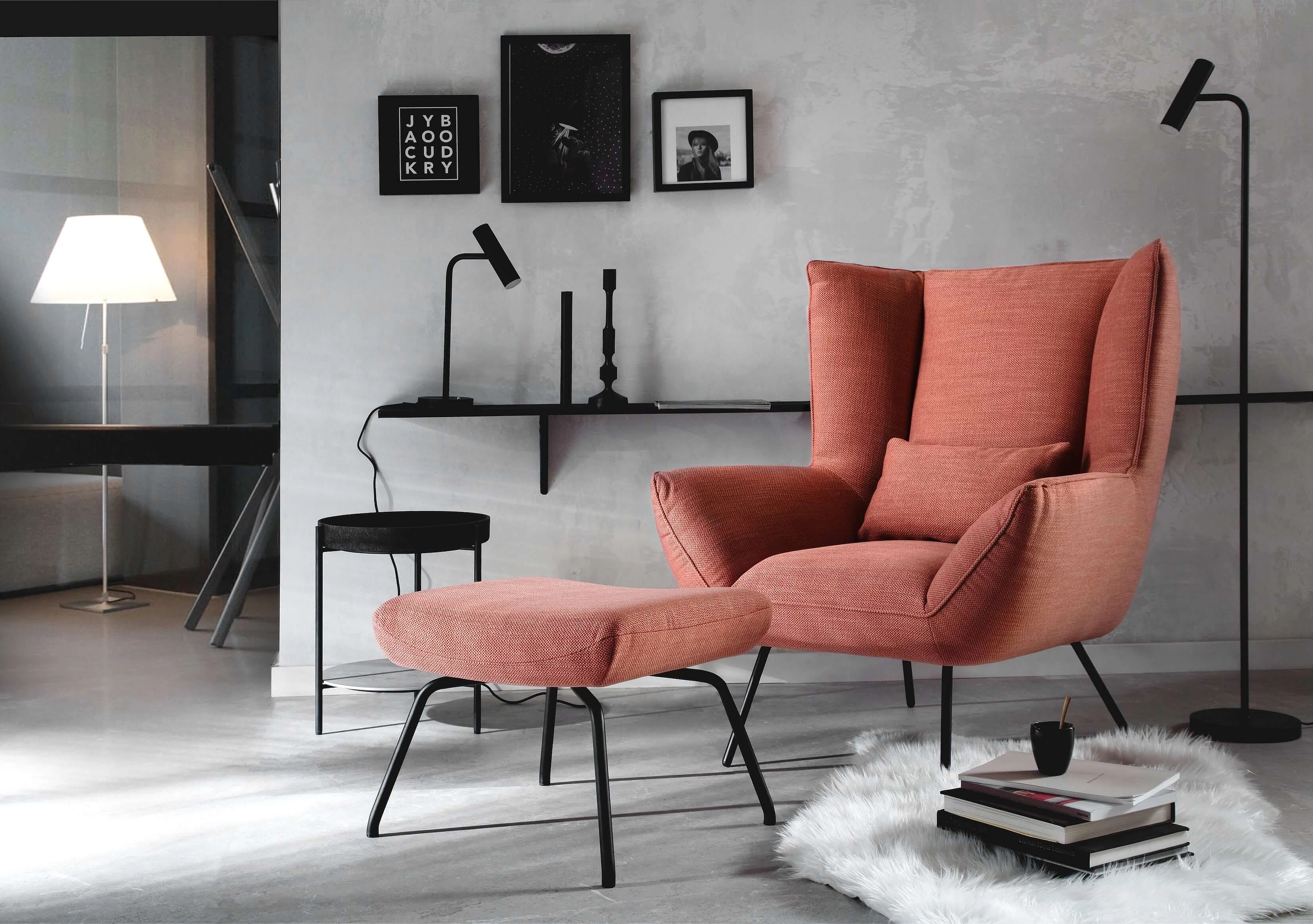 Sessel und Hocker Evy in Bezug Picasso in der Farbe Peach in Wohnambiente