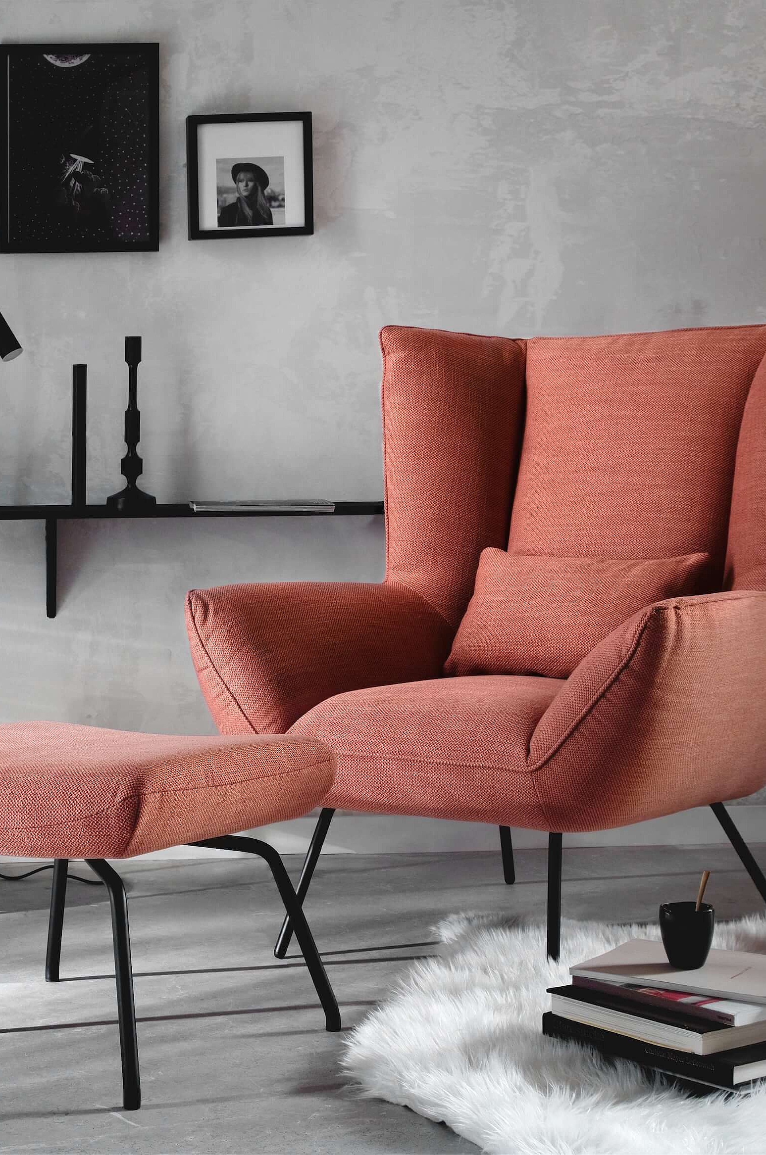 Sessel und Hocker Evy in Bezug Picasso in der Farbe Peach in Wohnambiente