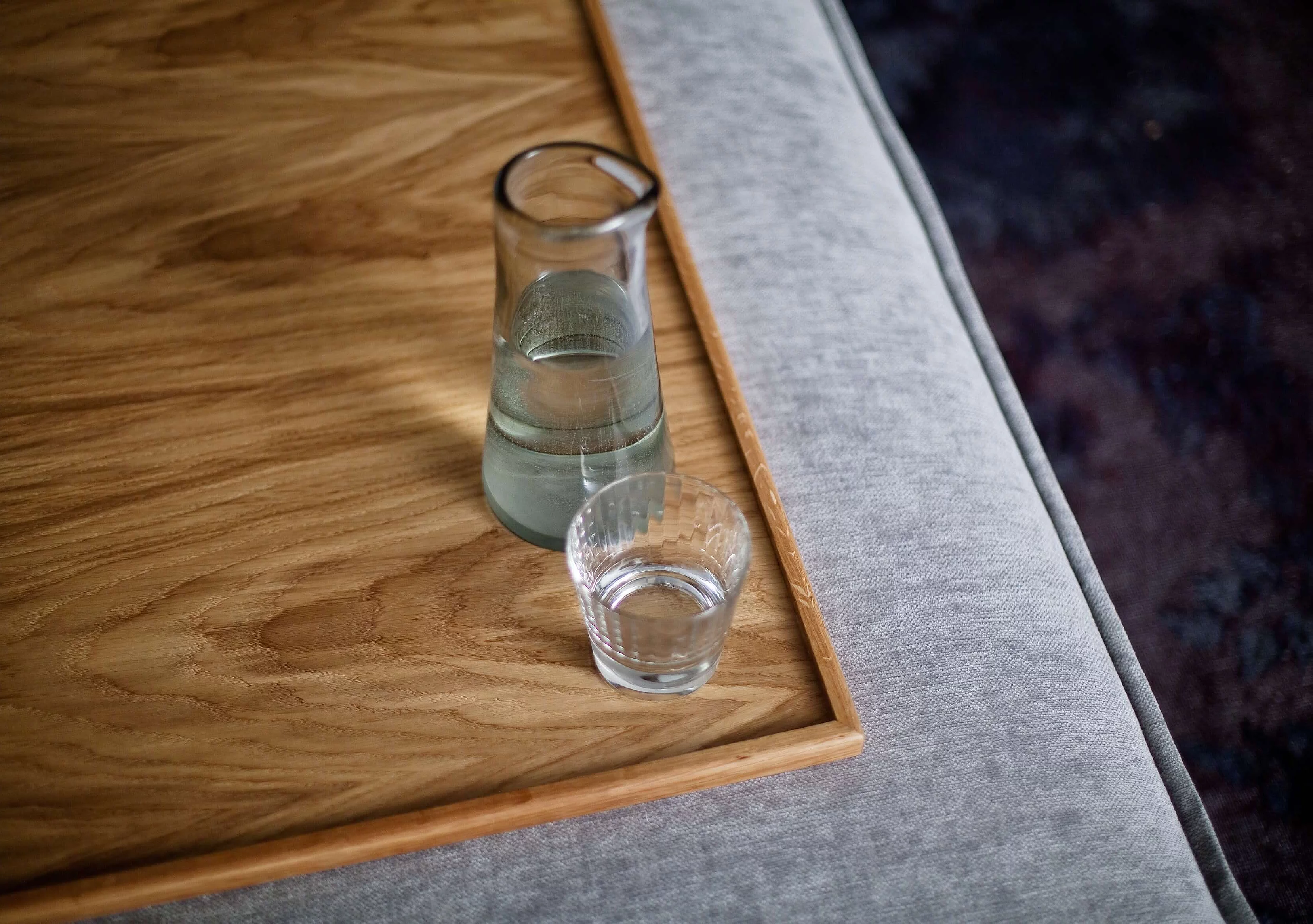 Holztablett der Serie Upper East als Zubehör für Sofa und Hocker