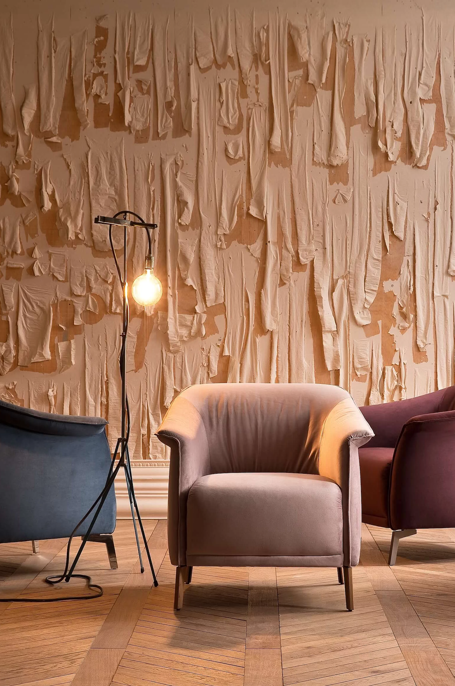 Sessel Lou in Bezug Velvet in den Farben Bluegrey, Rosewood, Purple und Stone in Wohnambiente
