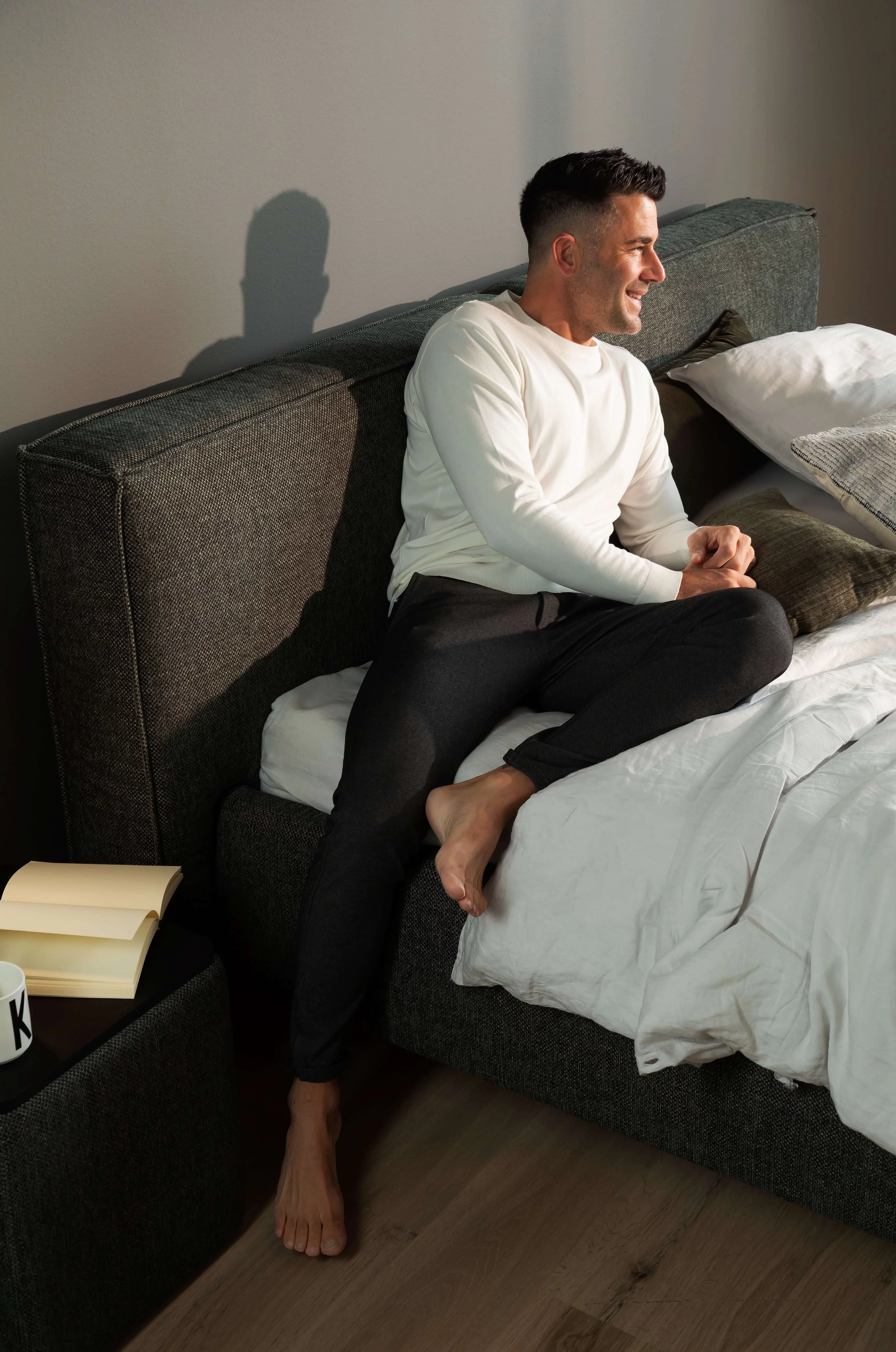 Doppelbett Kelso in Bezug Novara-Clean in der Farbe Olive im Detail