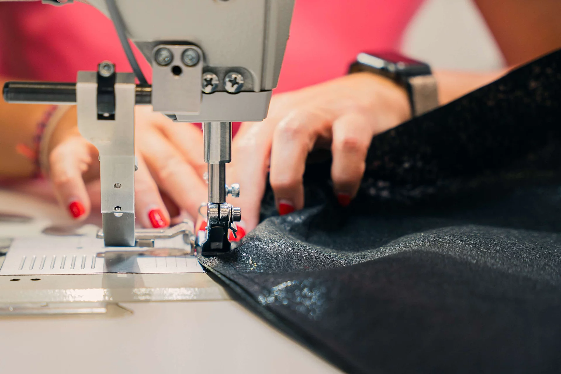Nähmaschine bei der Verarbeitung von Bezugsstoff im Detail