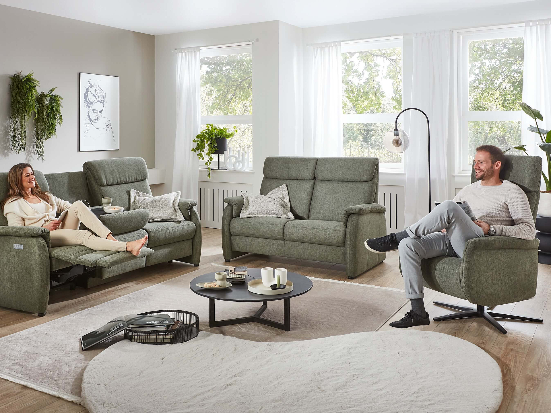 Einzelsofa und Sessel 3600 in Bezug Simply Clean in der Farbe Turtle in Wohnambiente