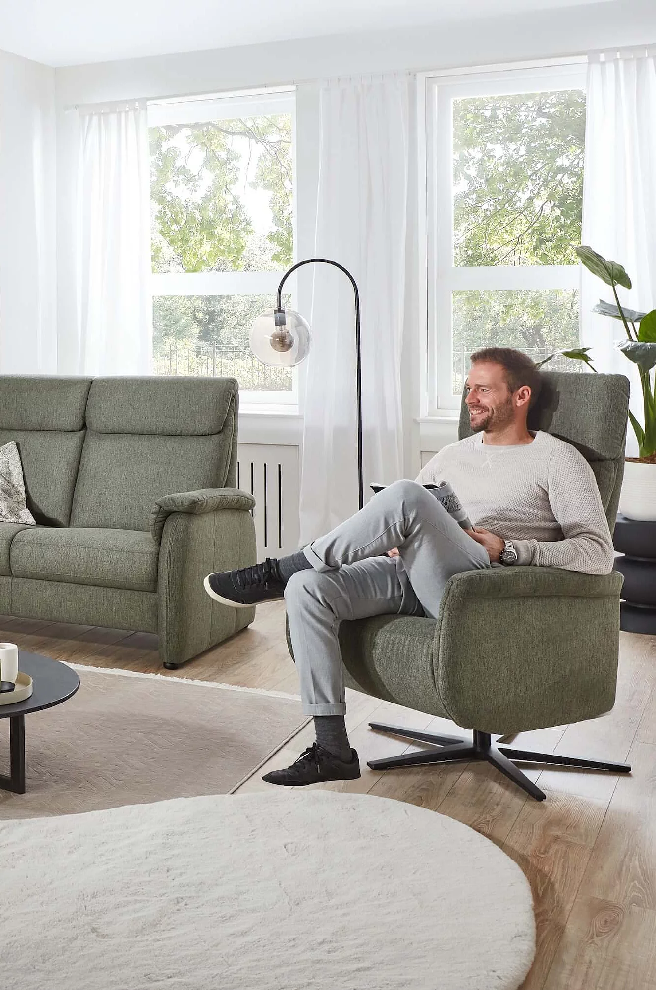 Einzelsofa und Sessel 3600 in Bezug Simply Clean in der Farbe Turtle in Wohnambiente