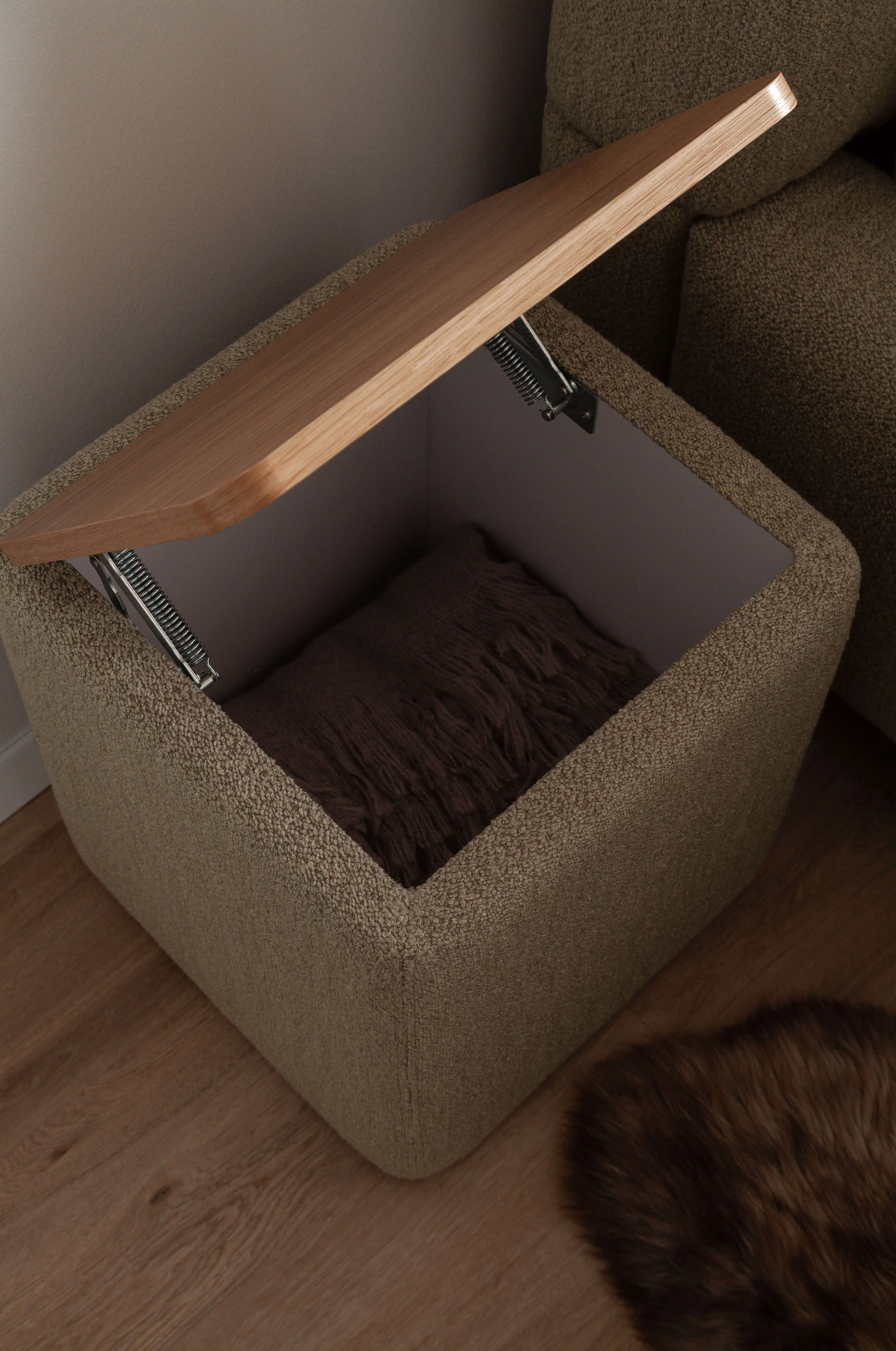 Nachttisch Emy mit Stauraum und Eichenplatte in Bezug Loop in der Farbe Sand im Detail
