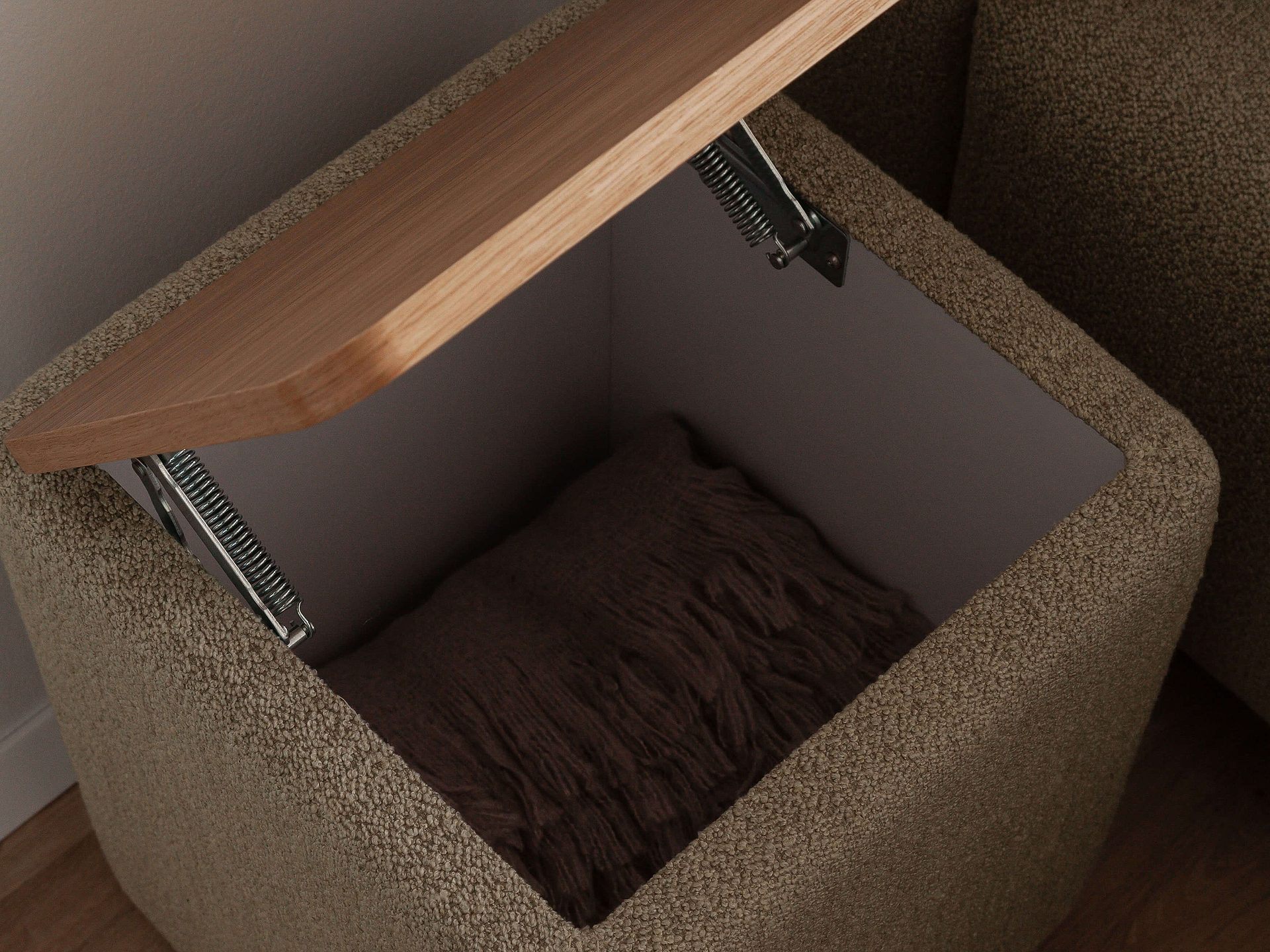 Nachttisch Emy mit Stauraum und Eichenplatte in Bezug Loop in der Farbe Sand im Detail