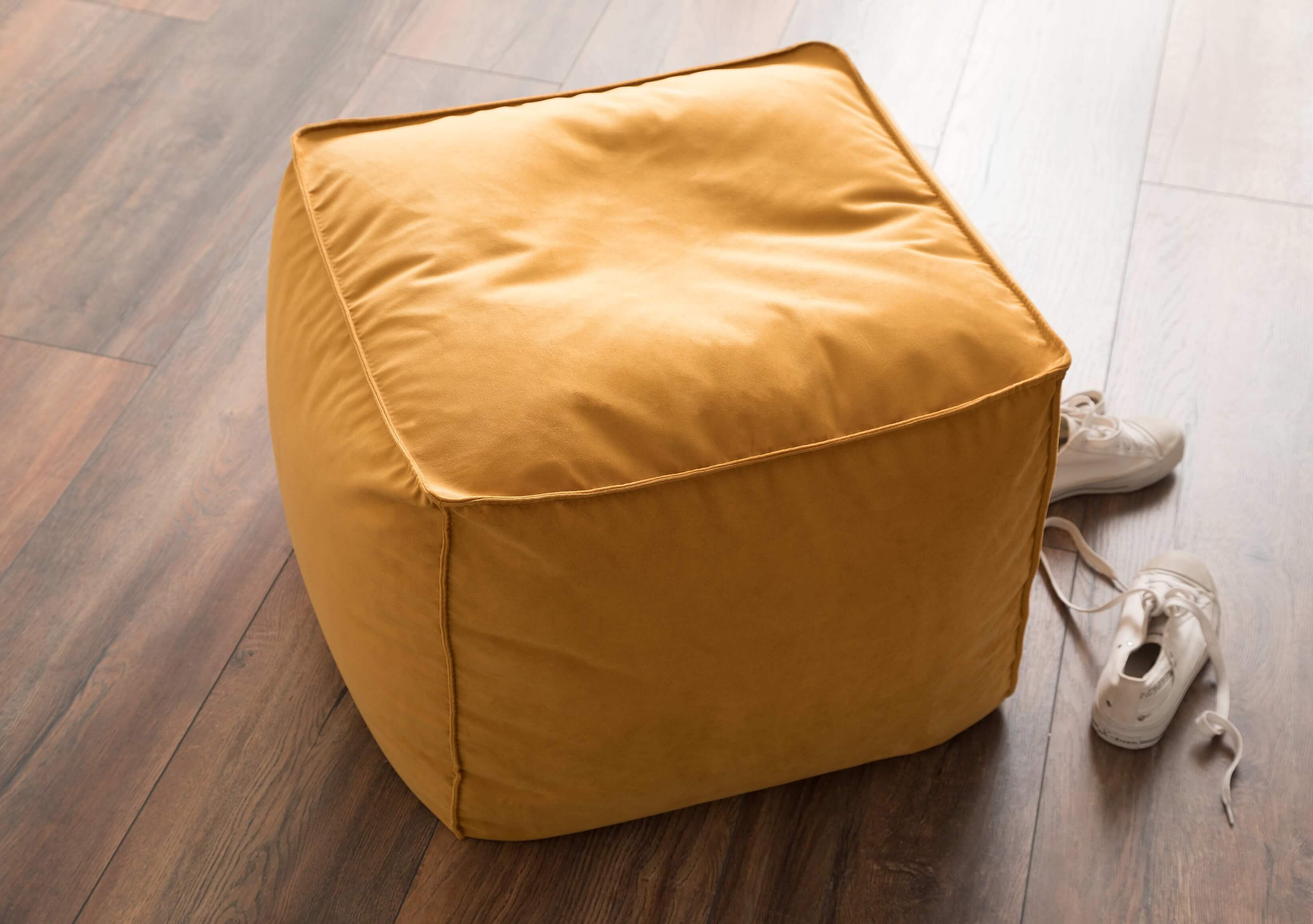 Hocker Noppa in Größe Medium in Bezug Velvet in der Farbe Gold im Detail