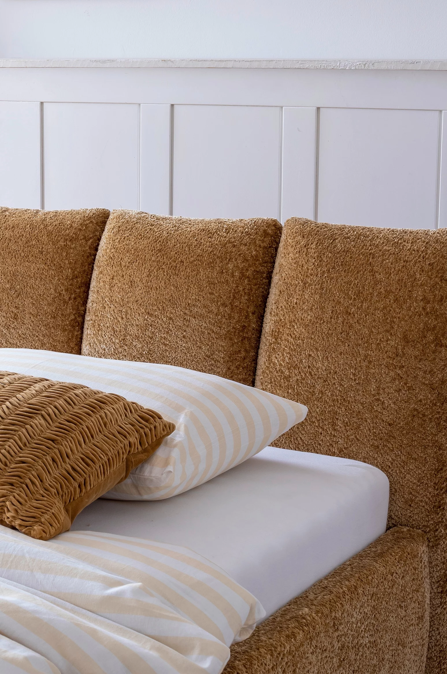 Doppelbett Maple in Bezug Shaun in der Farbe Old Gold in Wohnambiente