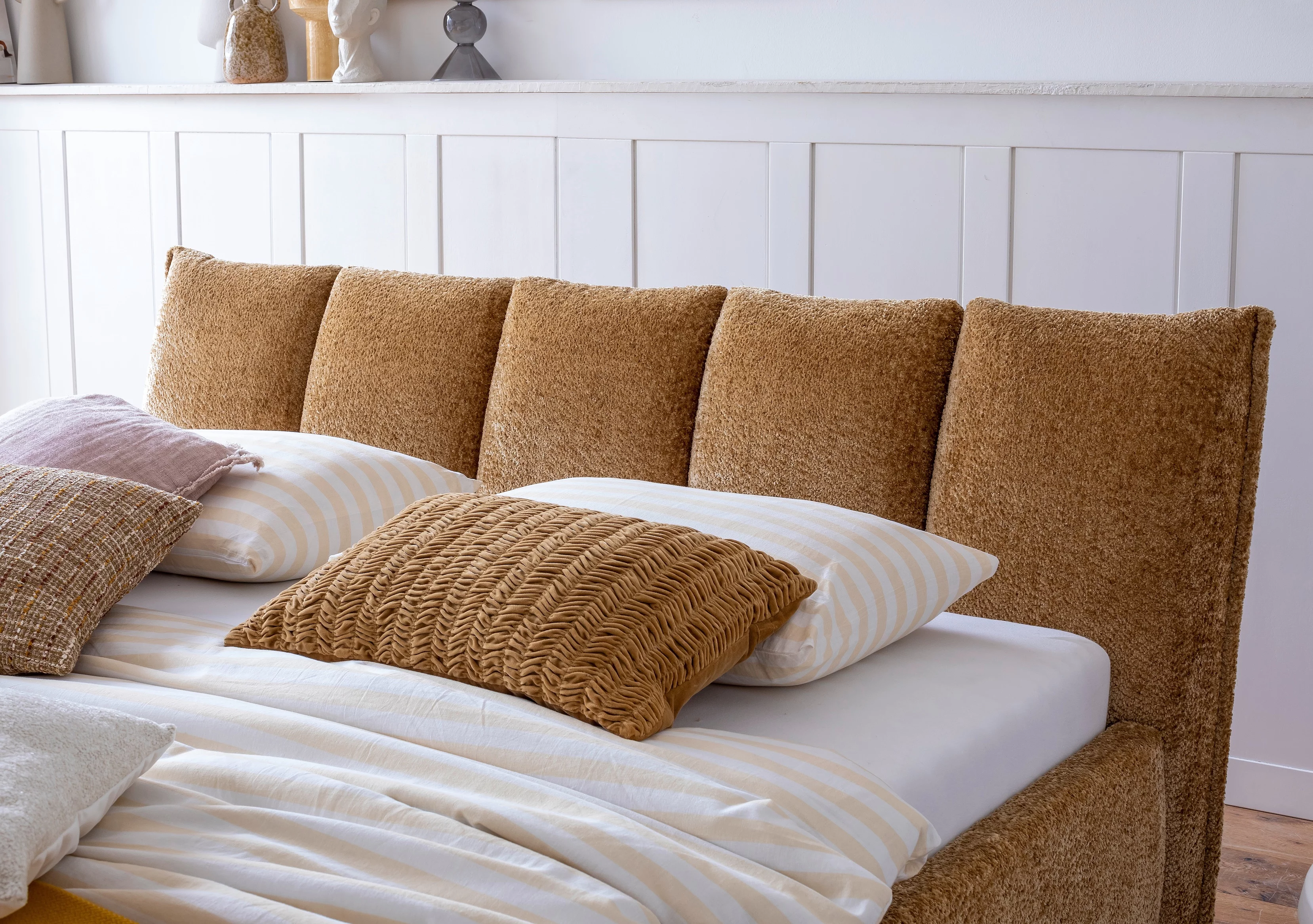 Maple double bed with a Shaun cover in the colour Old Gold in a cosy atmosphere