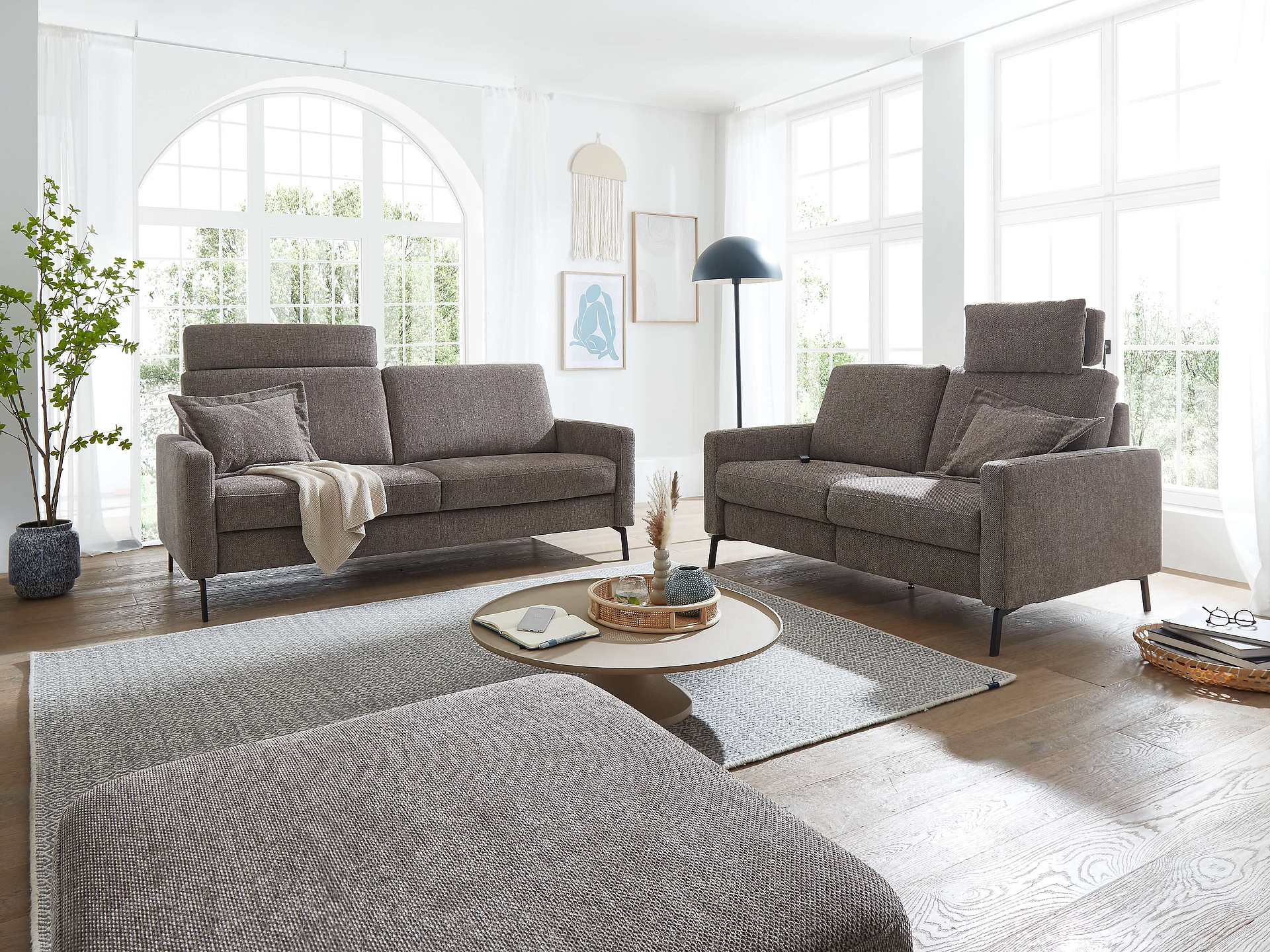 Einzelsofa mit Multifunktionskopfstütze 1106 in Bezug Novara Clean in der Farbe Brown in Wohnambiente