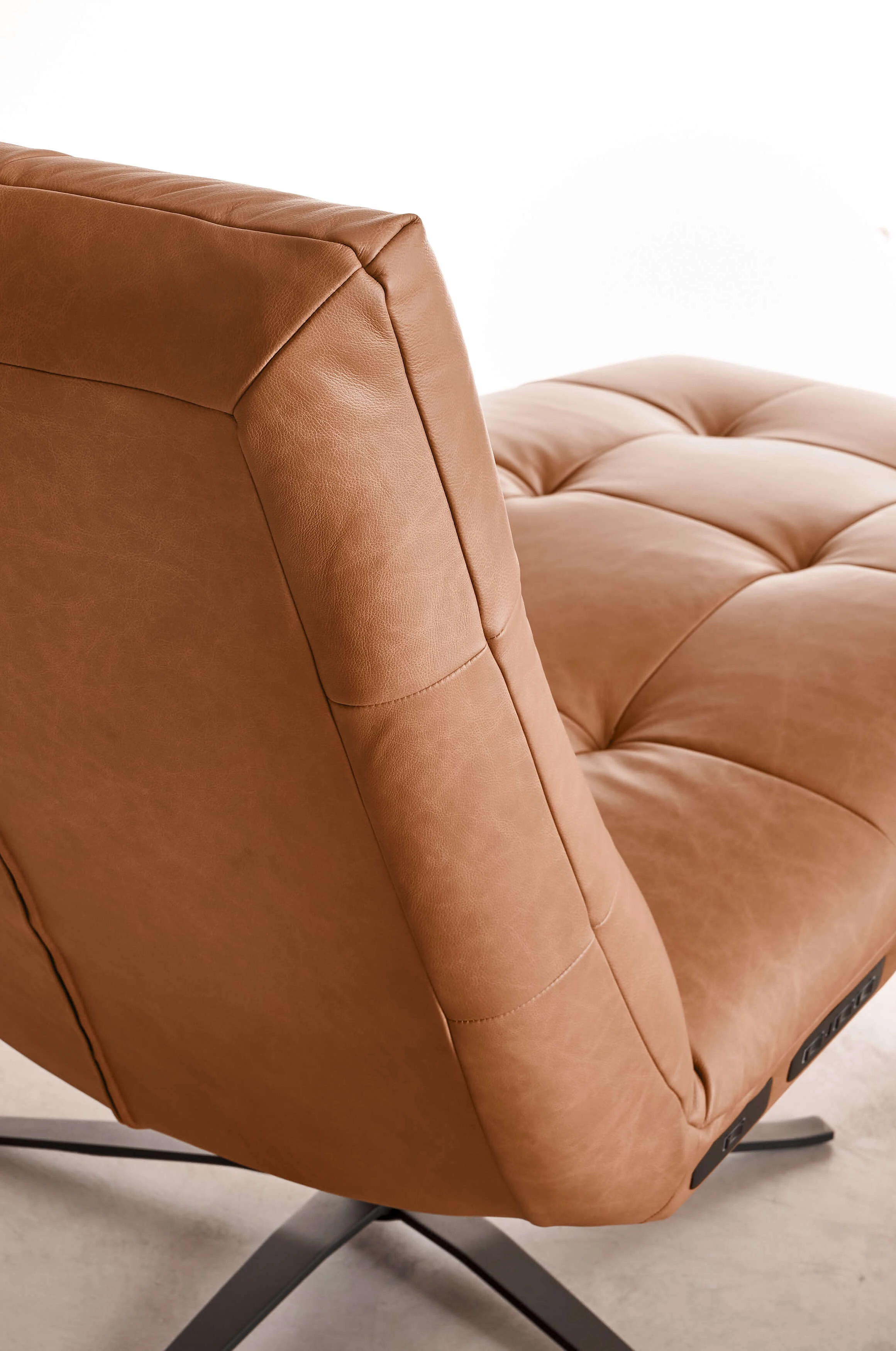 Siesta lounger upholstered in Vicenza leather in the colour Cognac, close-up of the back view