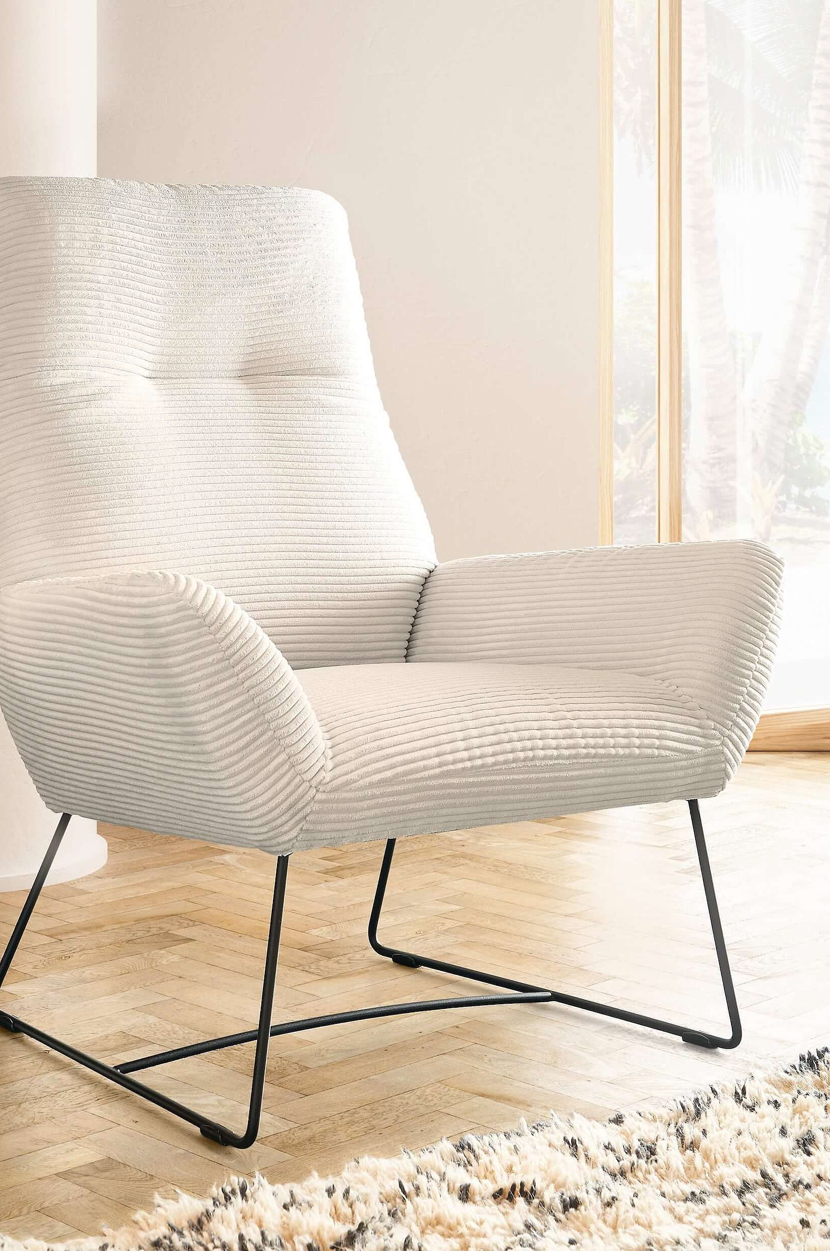 Sessel Basic in Bezug Cord in der Farbe Snow in Wohnambiente