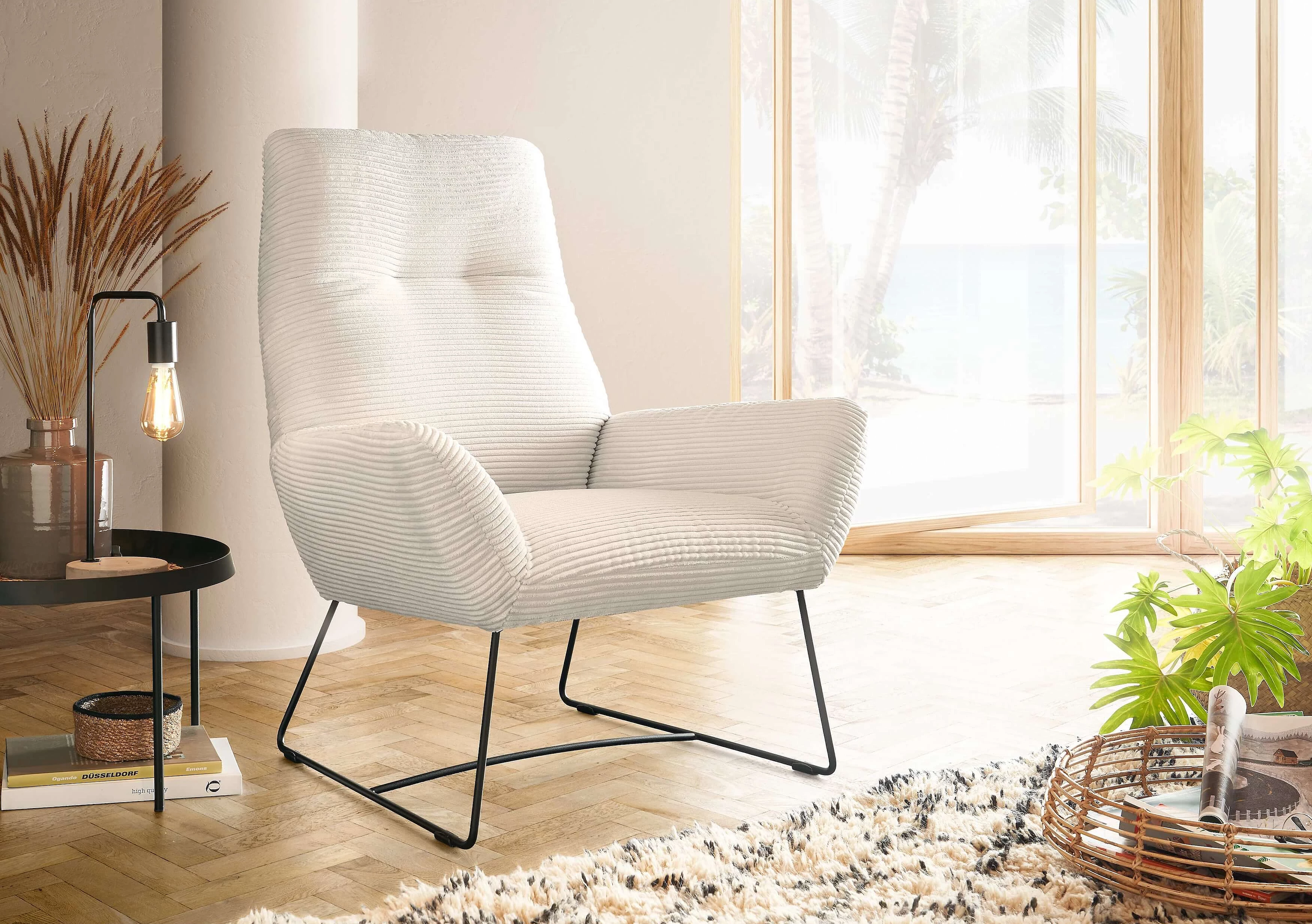 Sessel Basic in Bezug Cord in der Farbe Snow in Wohnambiente