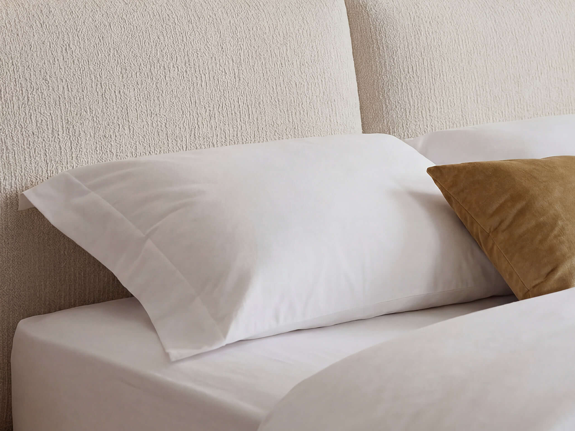 Doppelbett Horus 2.0 in Bezug Milano in der Farbe Snow, Detailansicht des Kopfteils