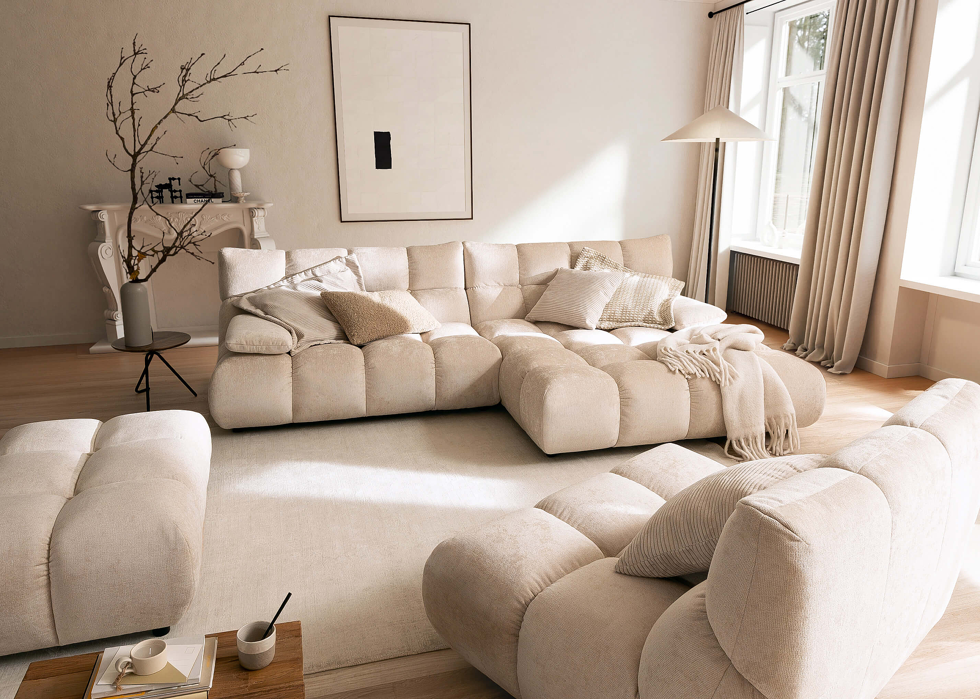 Ecksofa, Sessel und Hockerbank Graceland in Bezug Roma in der Farbe Nature in Wohnambiente