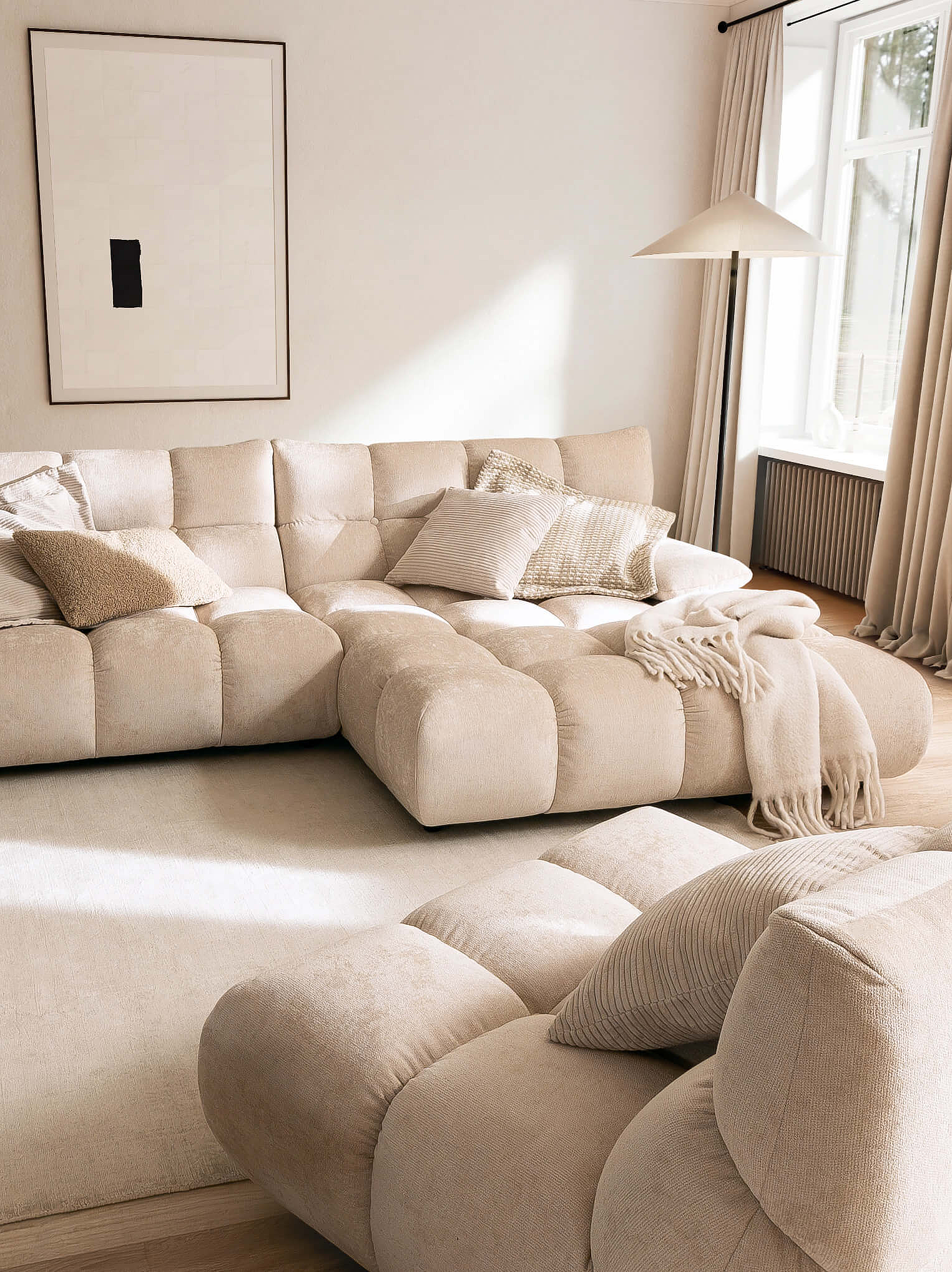 Ecksofa, Sessel und Hockerbank Graceland in Bezug Roma in der Farbe Nature in Wohnambiente