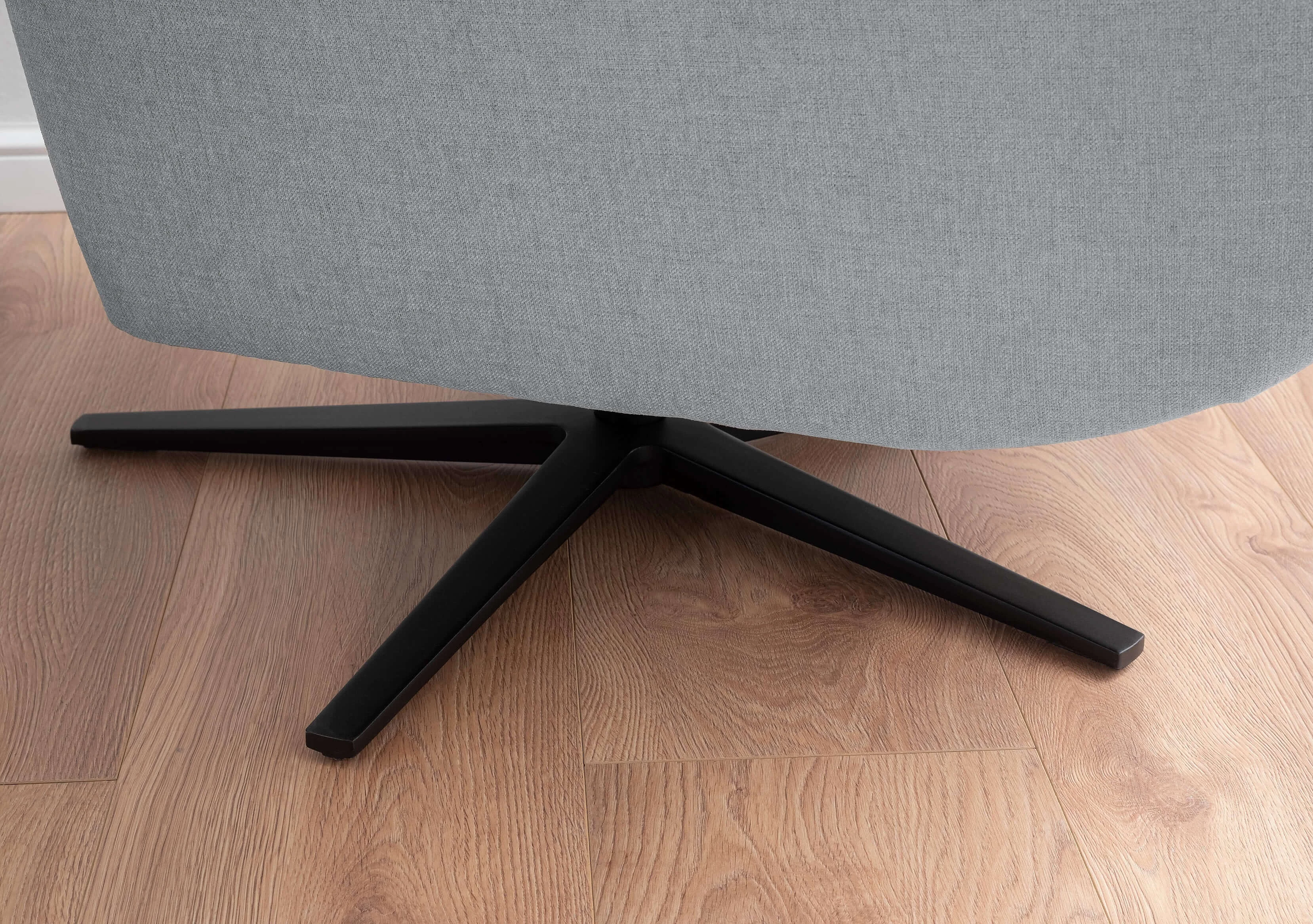 Aramo armchair, close-up of the base